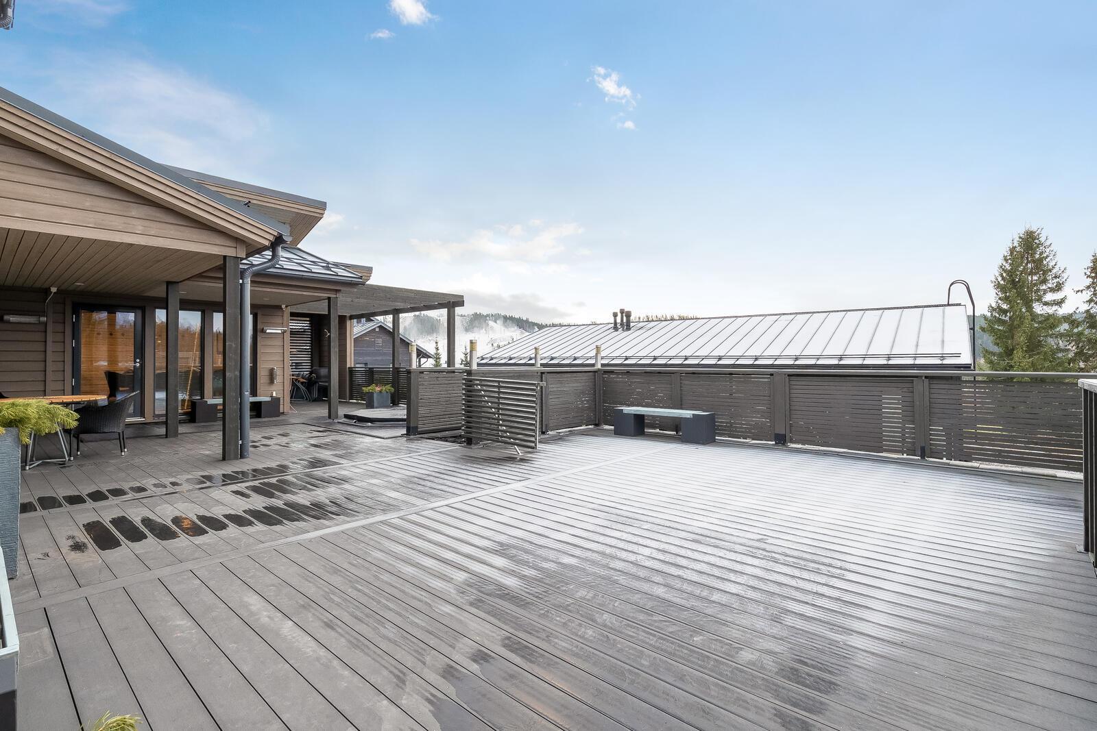 tilava oleskelu terassi missä myös poreallas