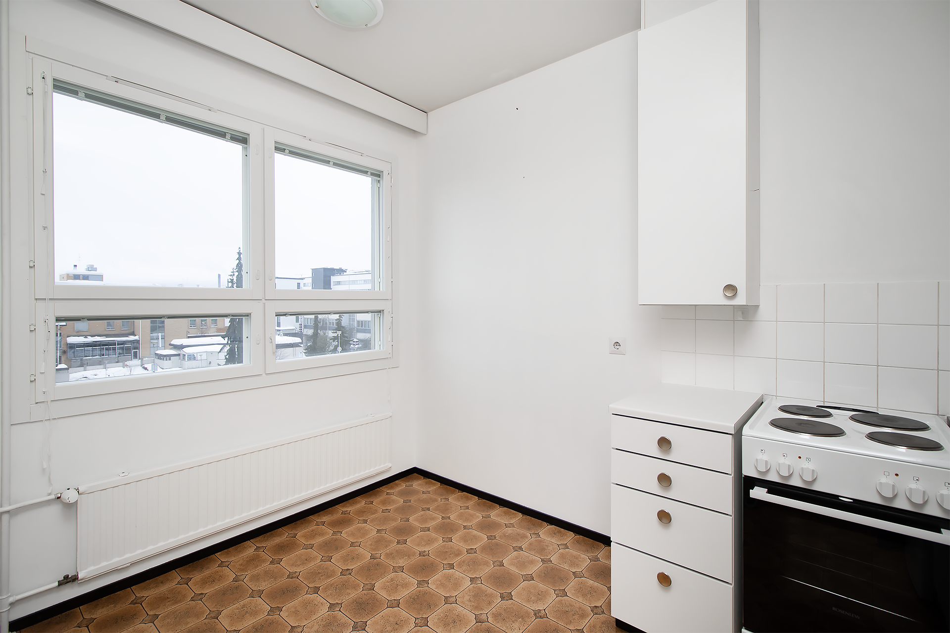 Keittiössä hyvin tilaa ruokapöydälle.