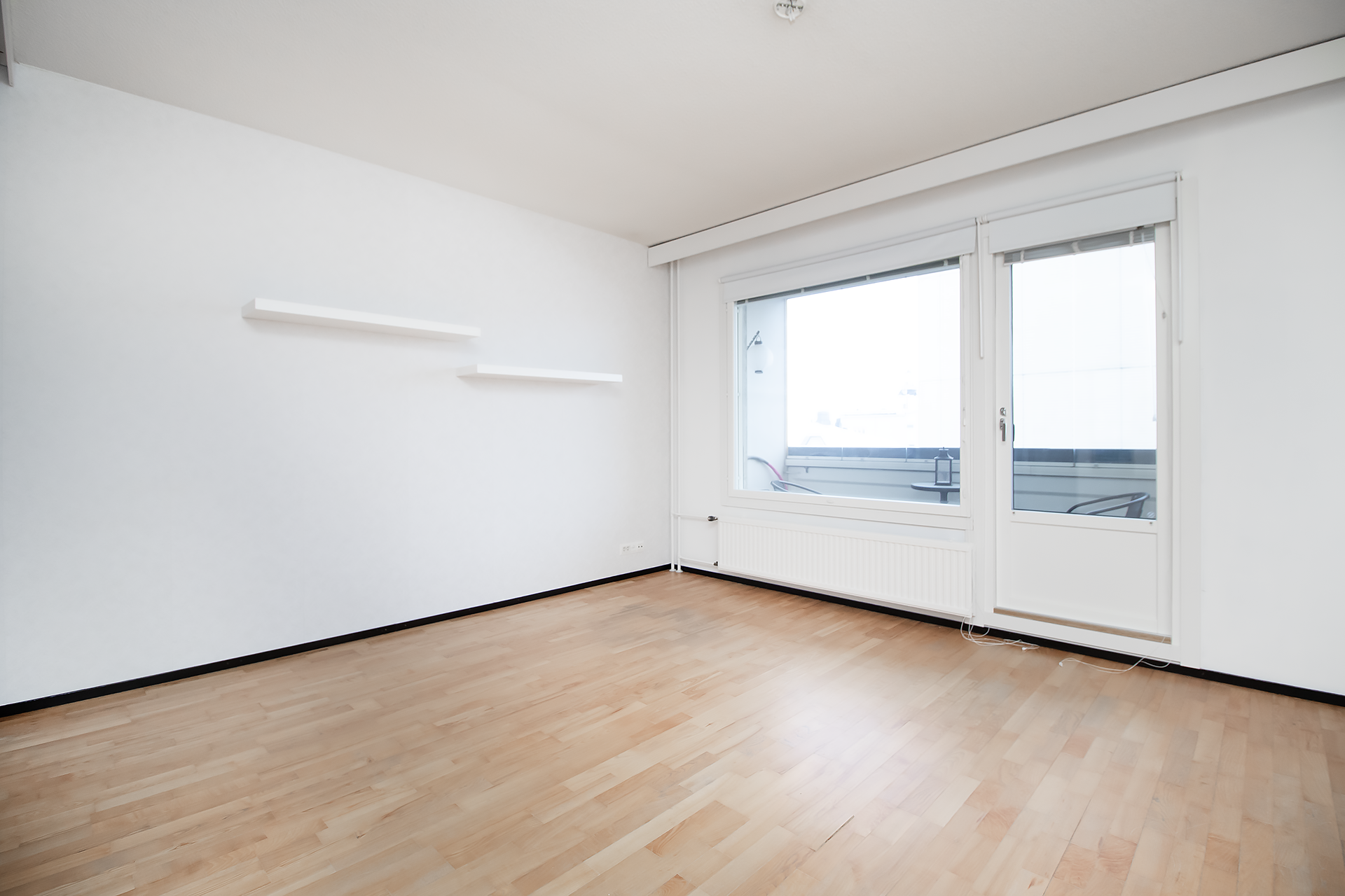 Oleskelutilan jatkeena lasitettu parveke.