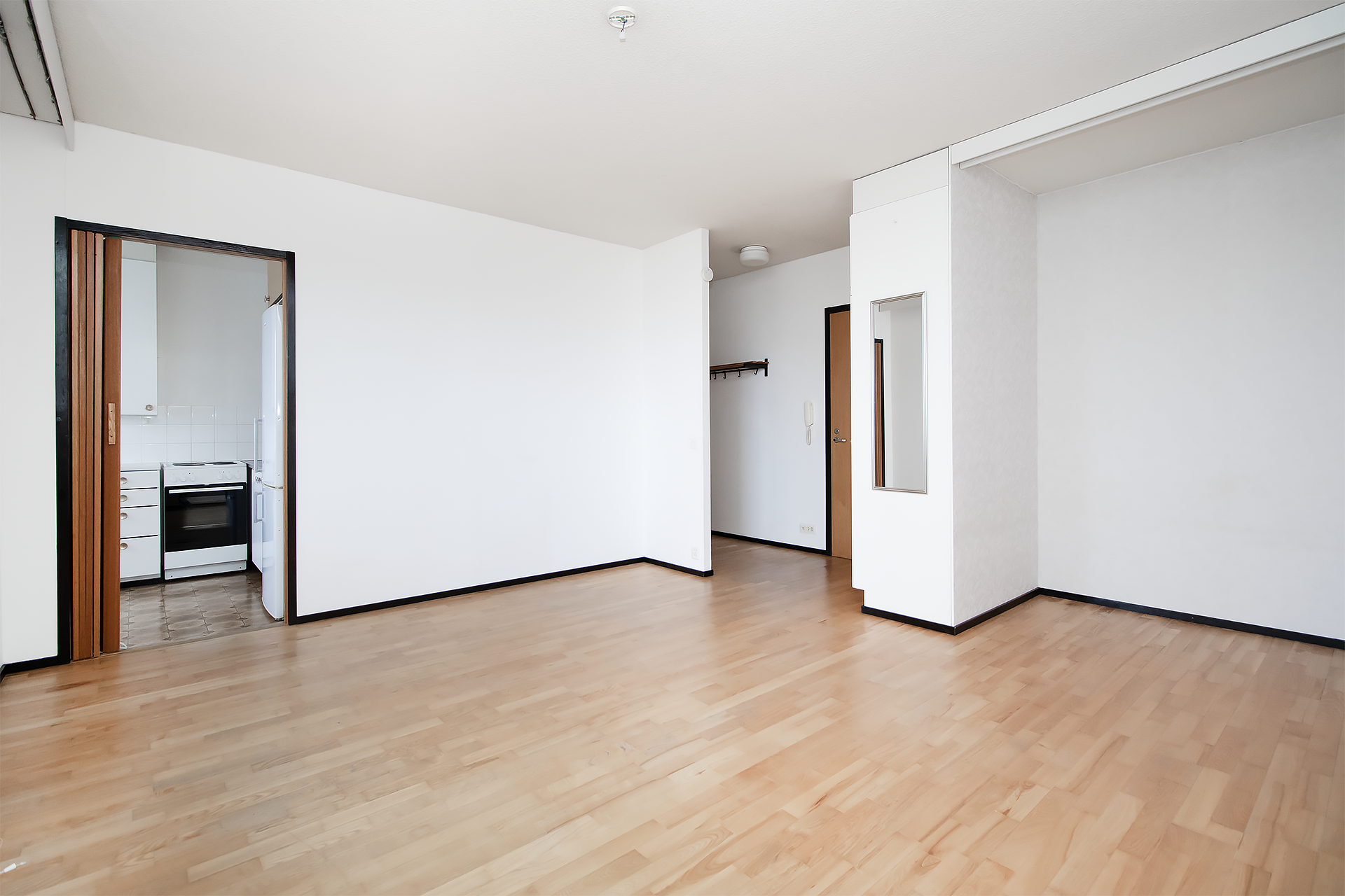 Tilava yksiö ja valoa riittää.