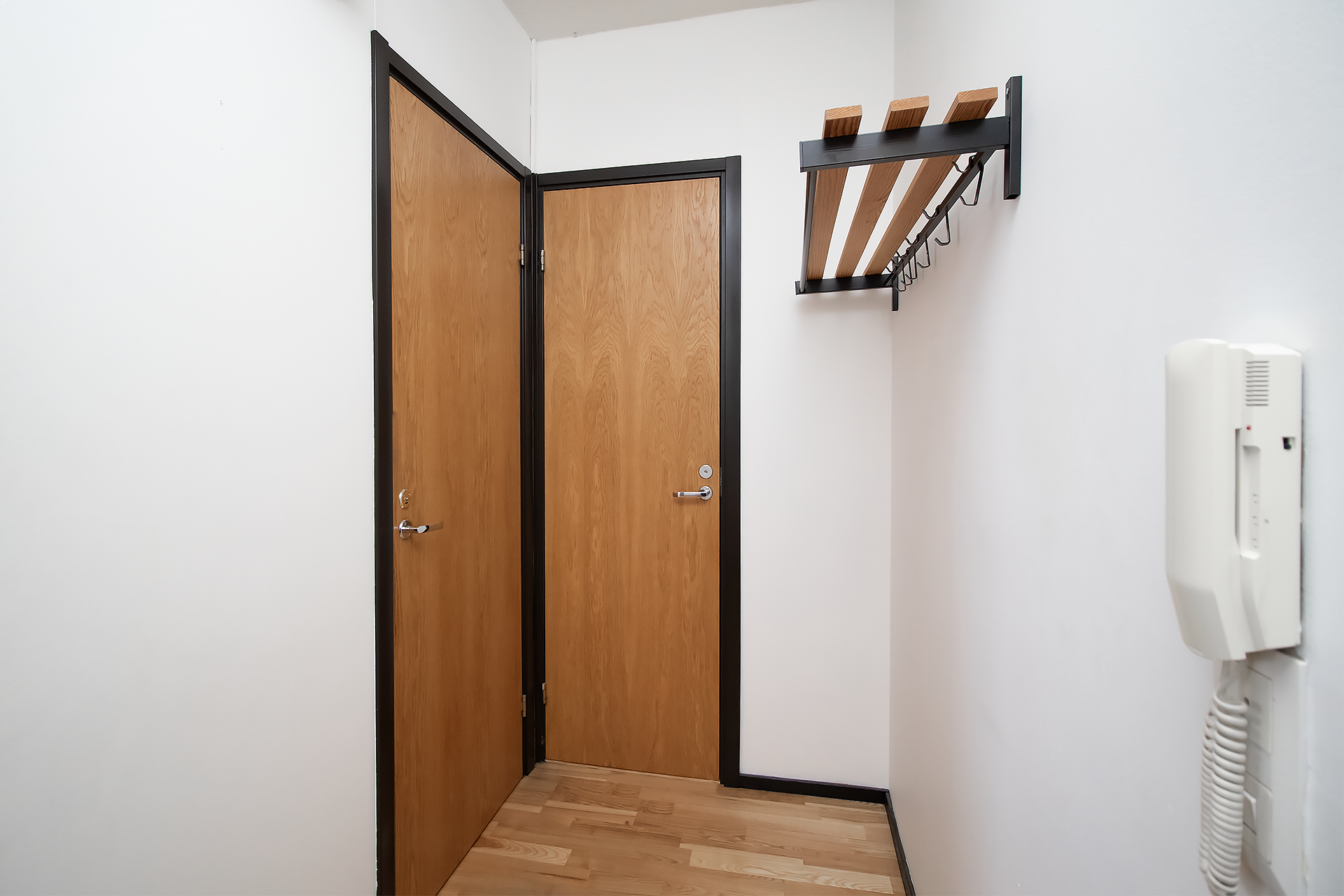 Eteisessä vaatehuone.