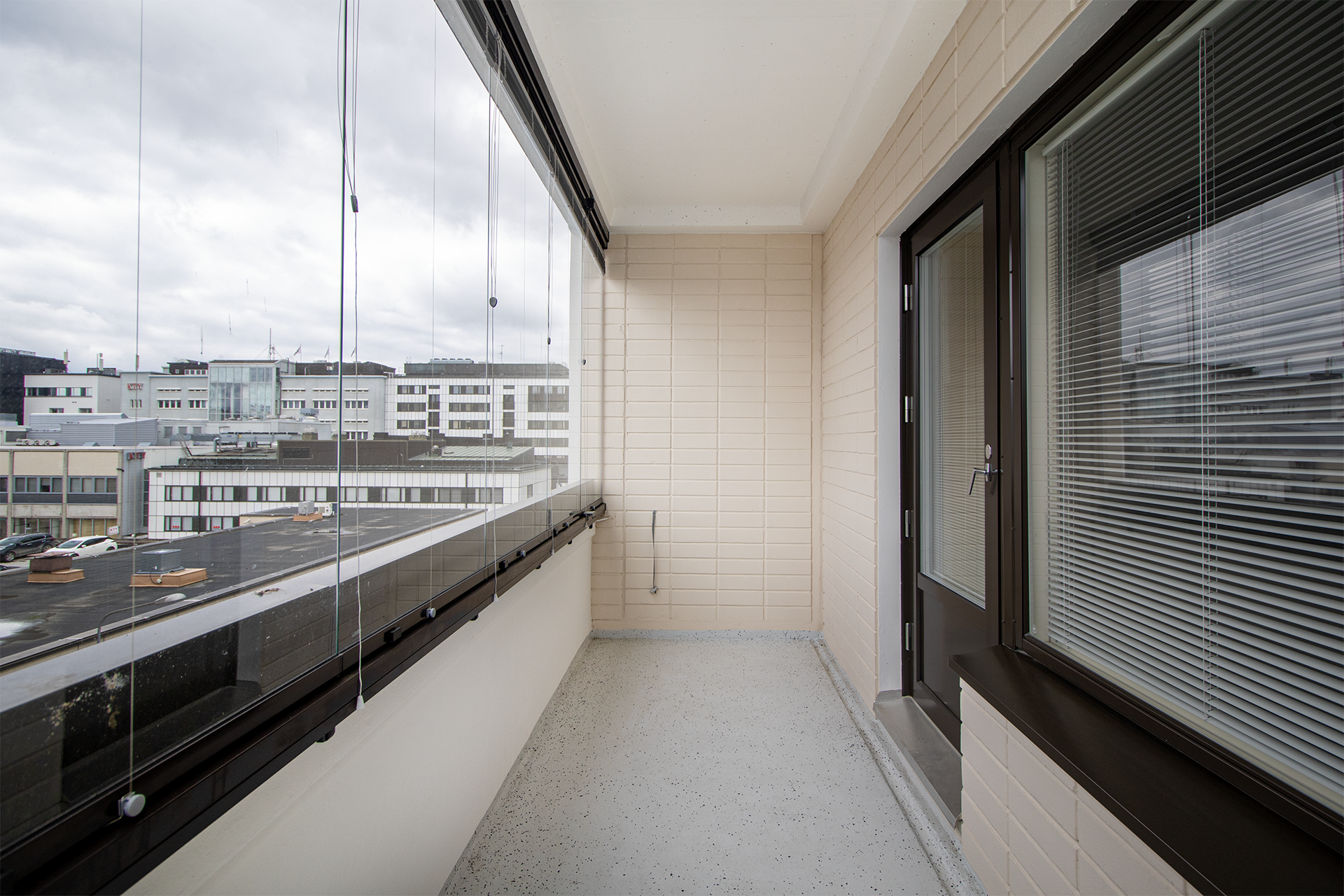 Tilava lasitettu parveke.