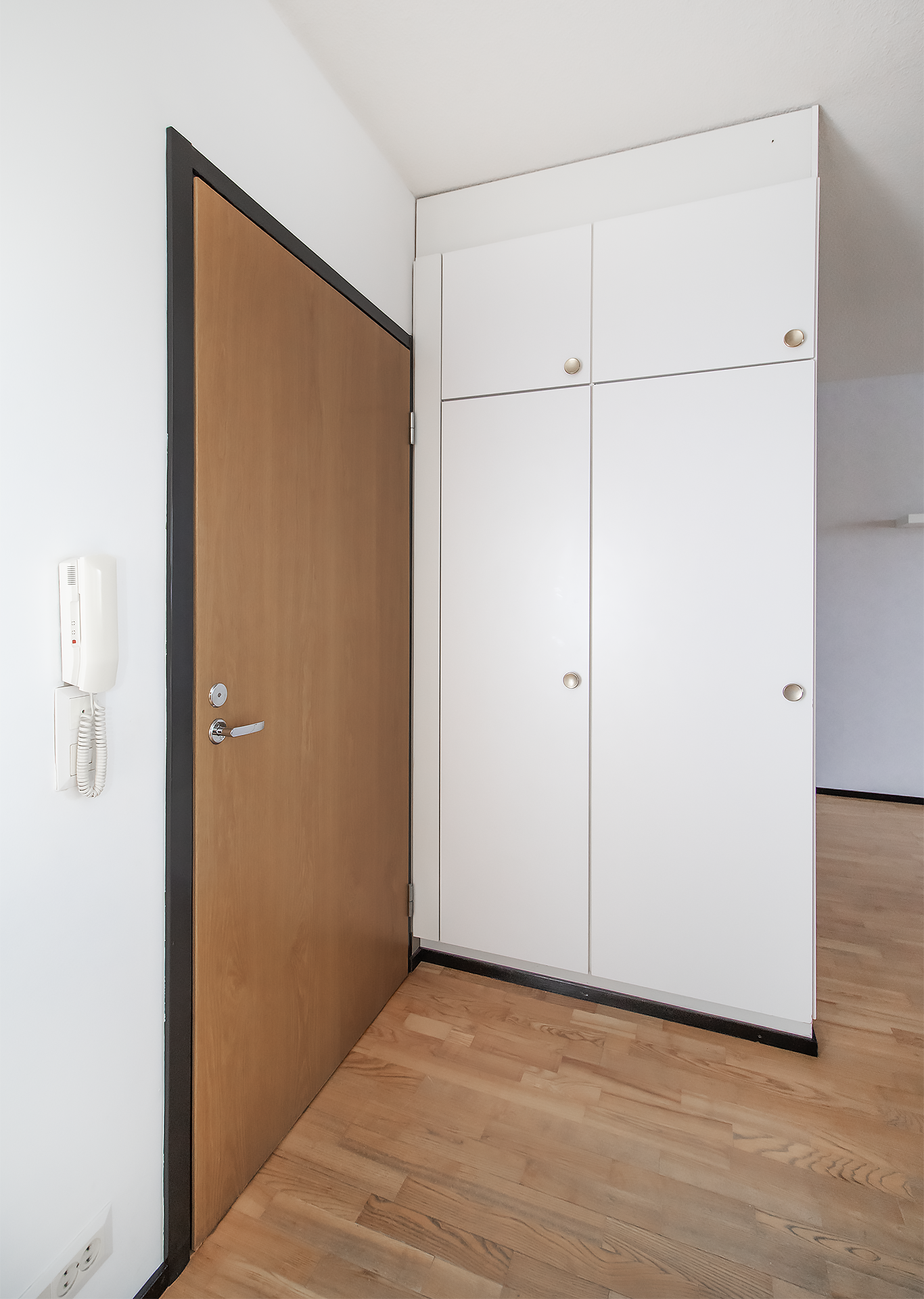 Eteisessä myös kaapistot.