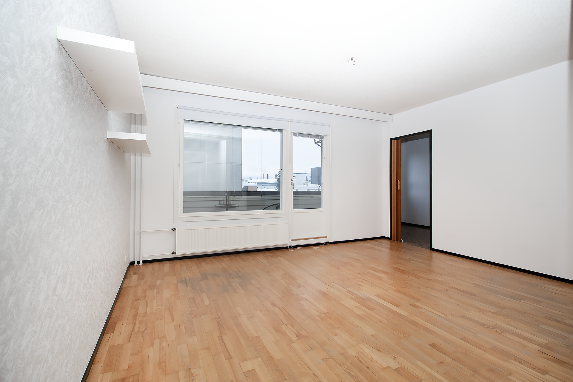 Parvekkeiden ovet ja ikkunat uusittu.