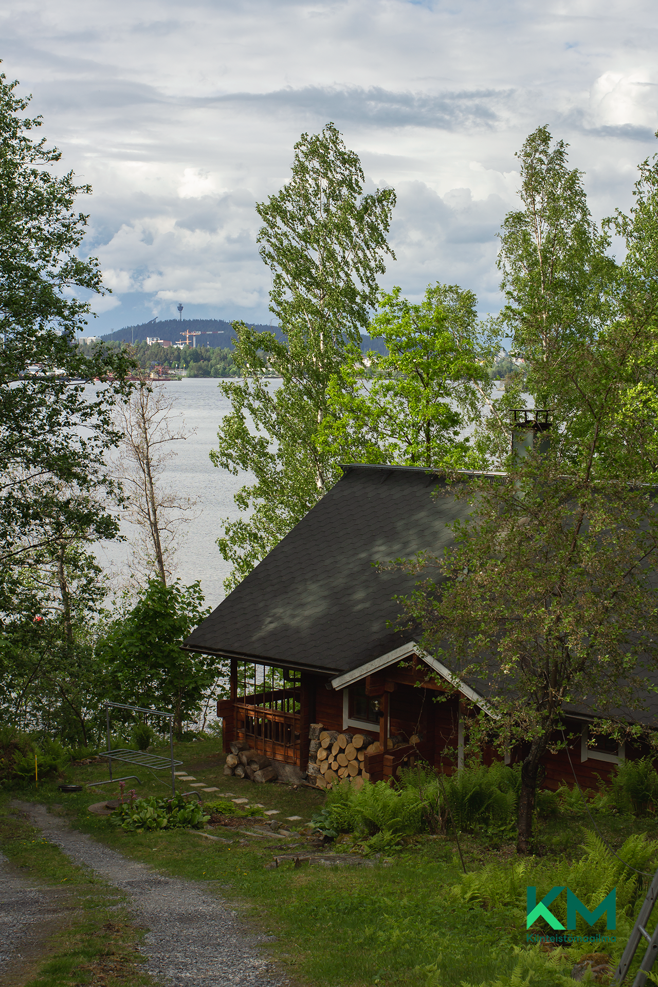 näkymät kaupunkiin ja Puijon tornikin pilkistää