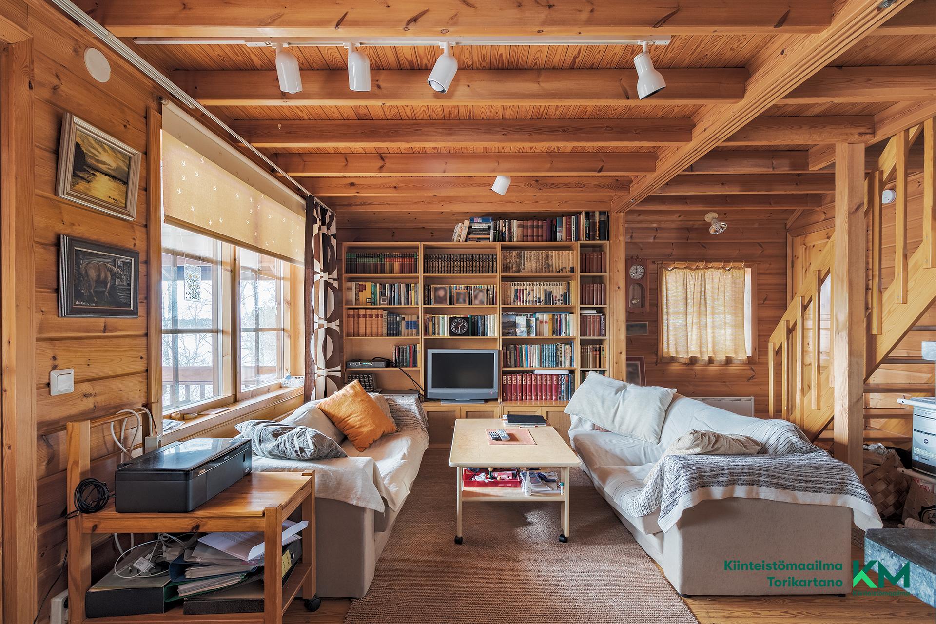 olohuoneen päässä portaat yläkertaan jossa kaksi makuuhuonetta