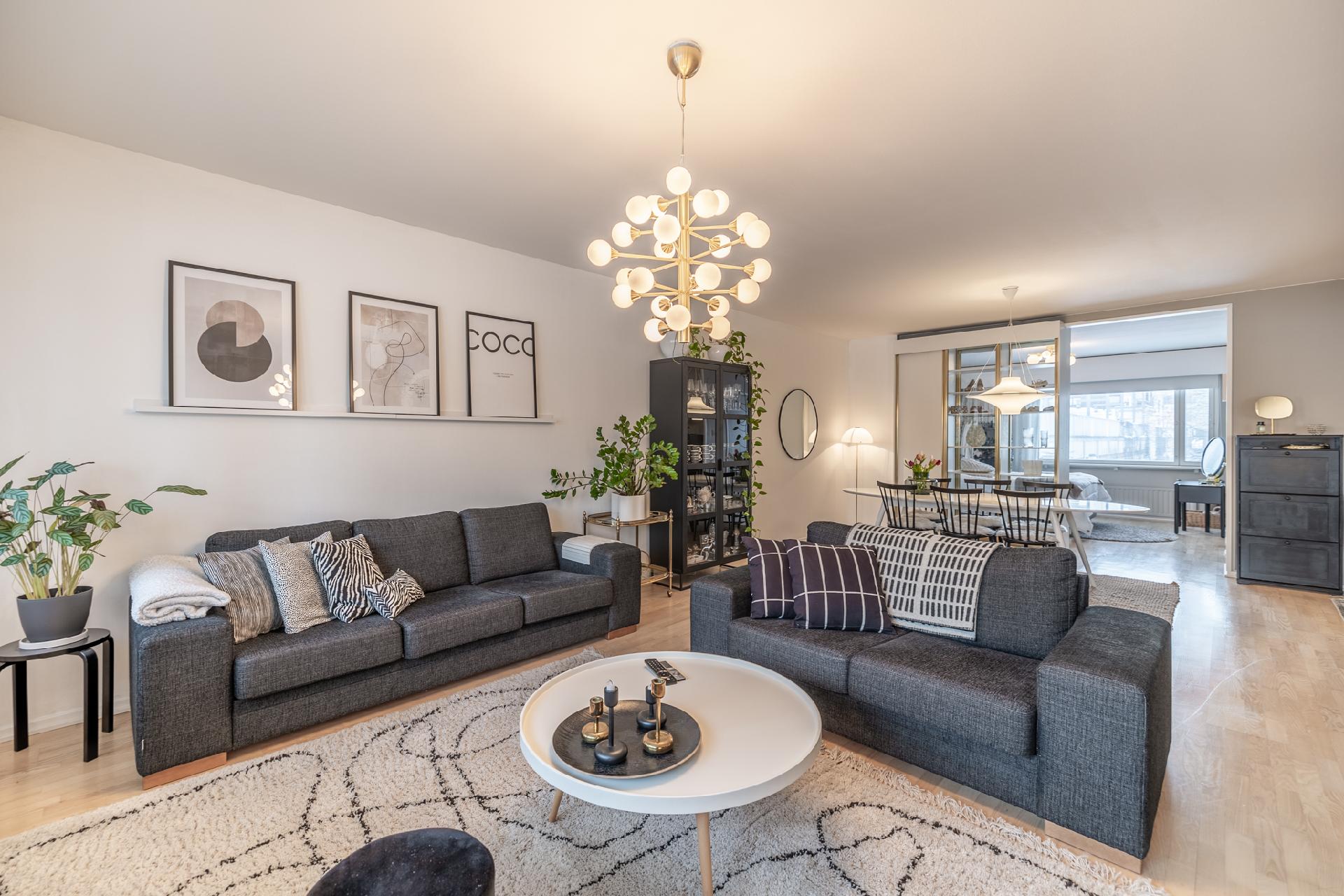 Tilava olohuone, jonka jatkeena on makuuhuone/ kirjasto