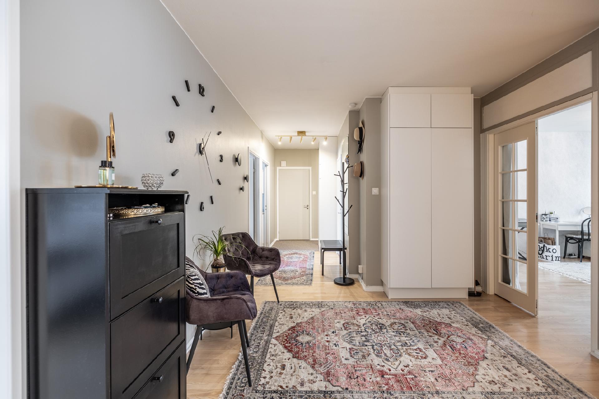 Ulko-oven vieressä keittiö