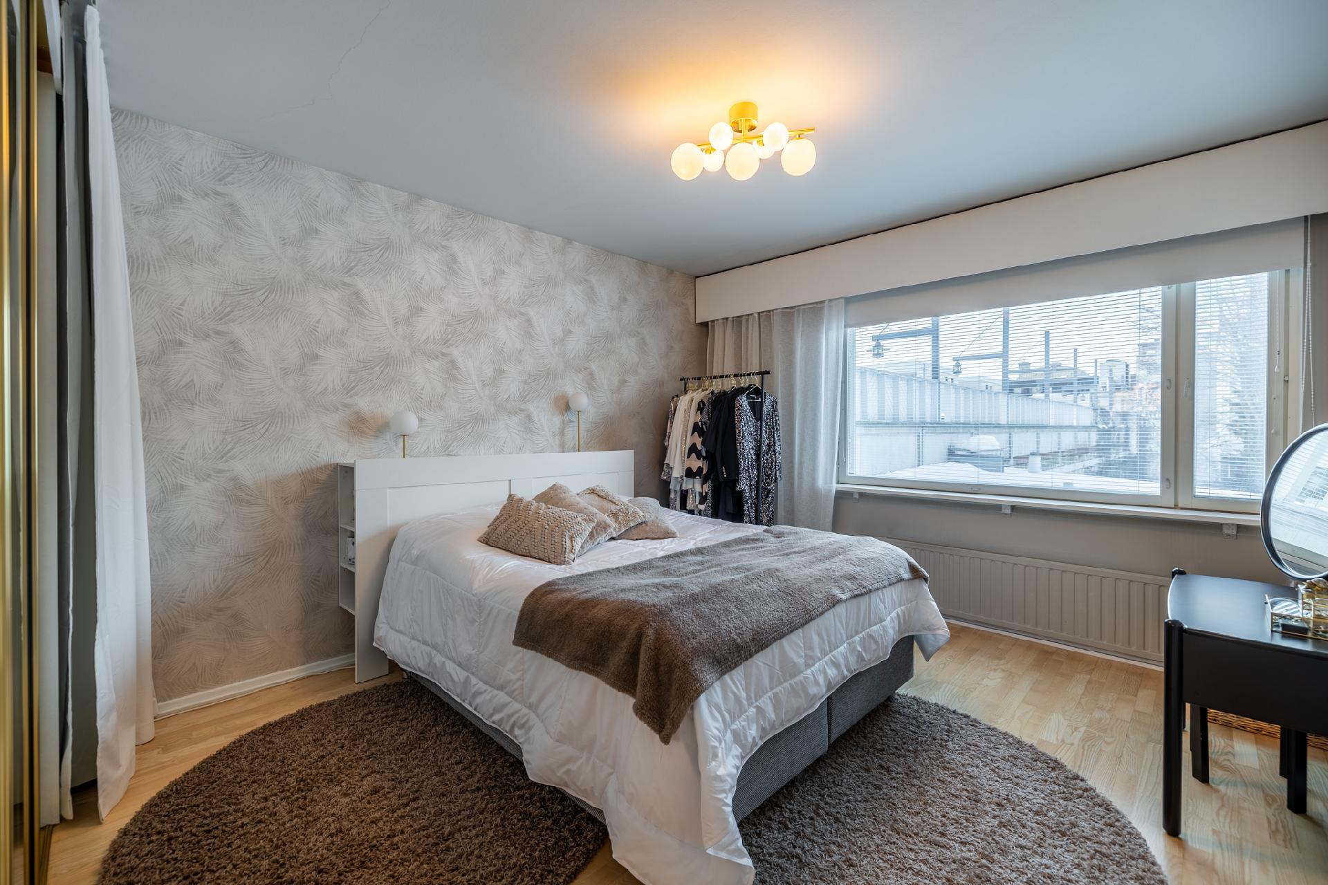 Makuuhuone/ kirjasto