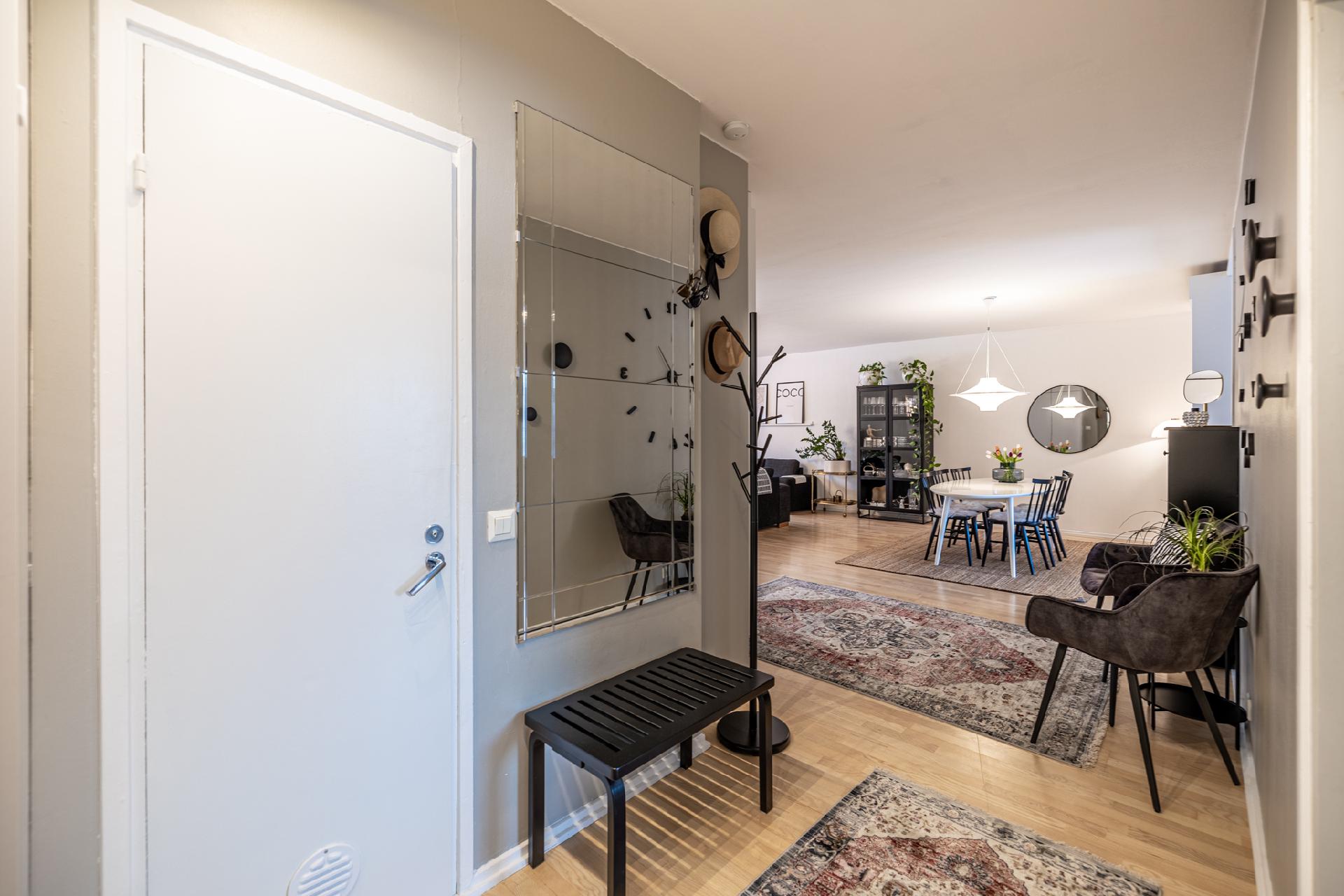 Eteisestä olohuoneeseen päin näkymät, vasemmalla kylpyhuone