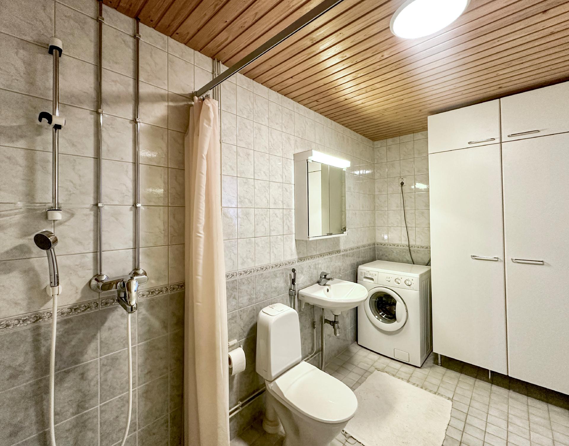 Kylpyhuoneeseen mahtuu hyvin pesutorni