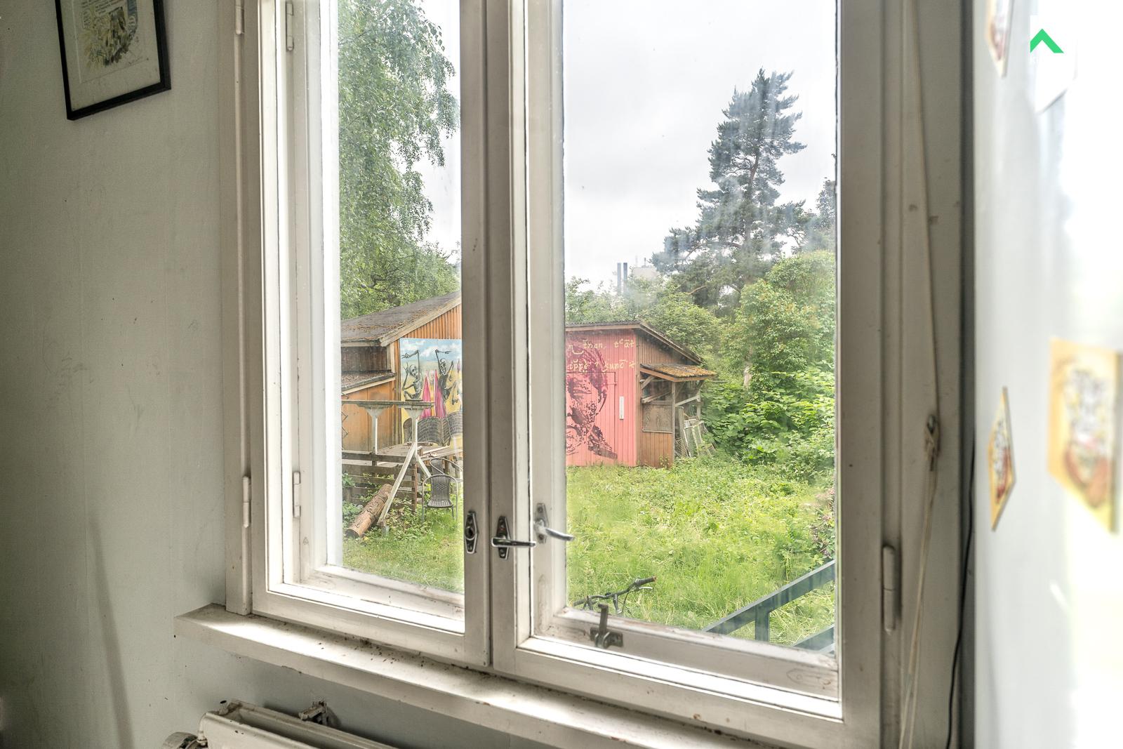 Näkymää keittiöstä pihalle