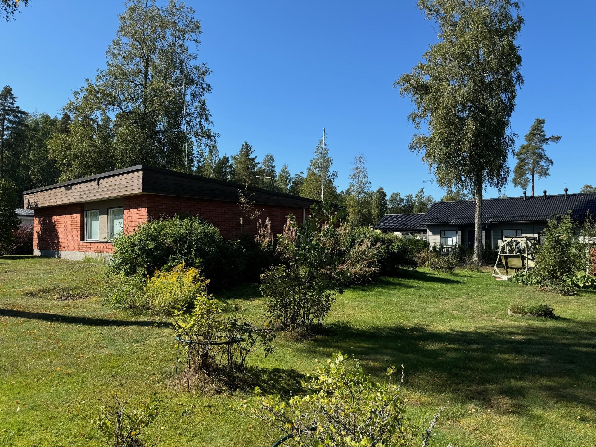 Tontilla purkukuntoinen talo