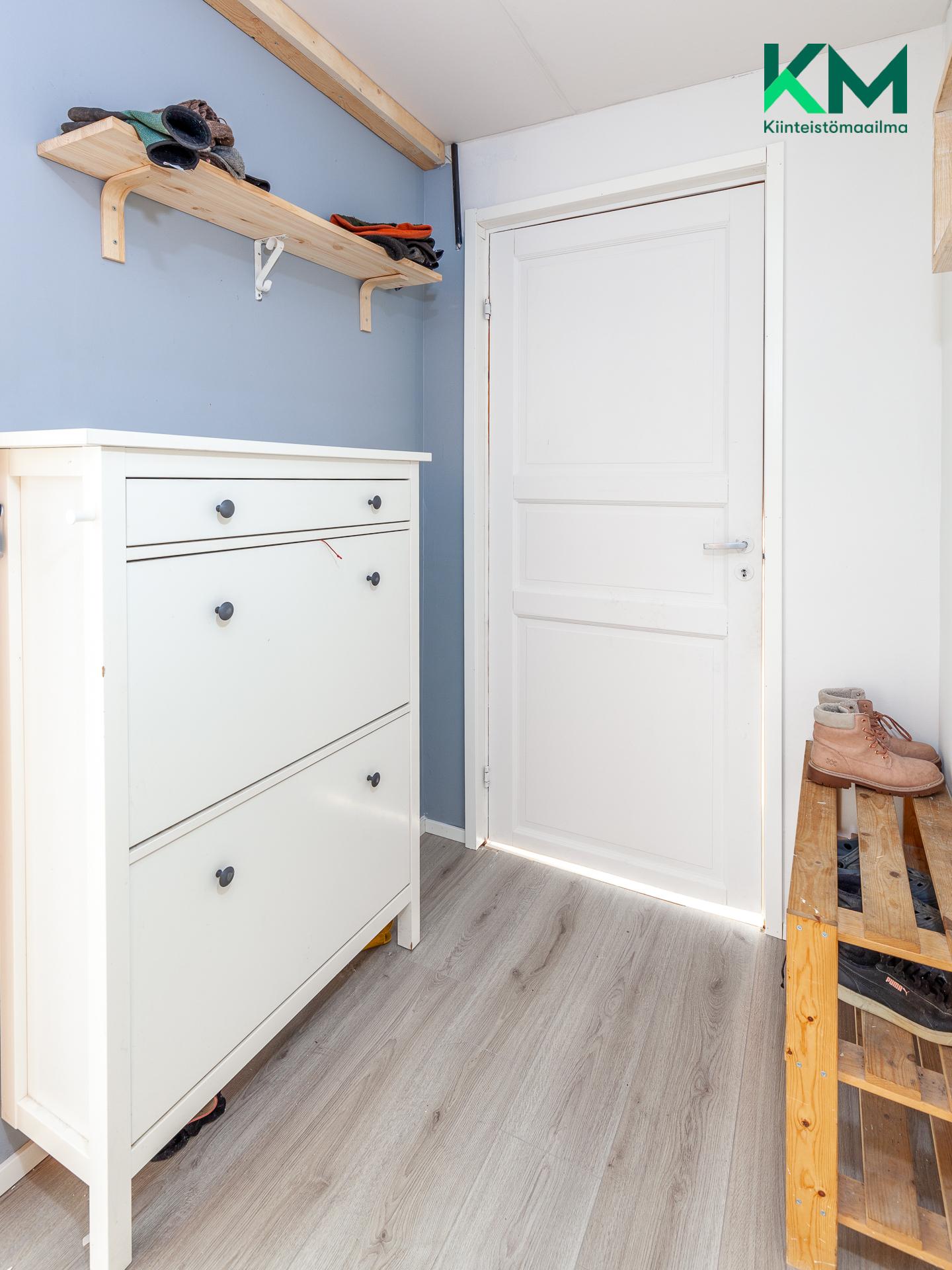 Eteinen. Lattia on laminaattia