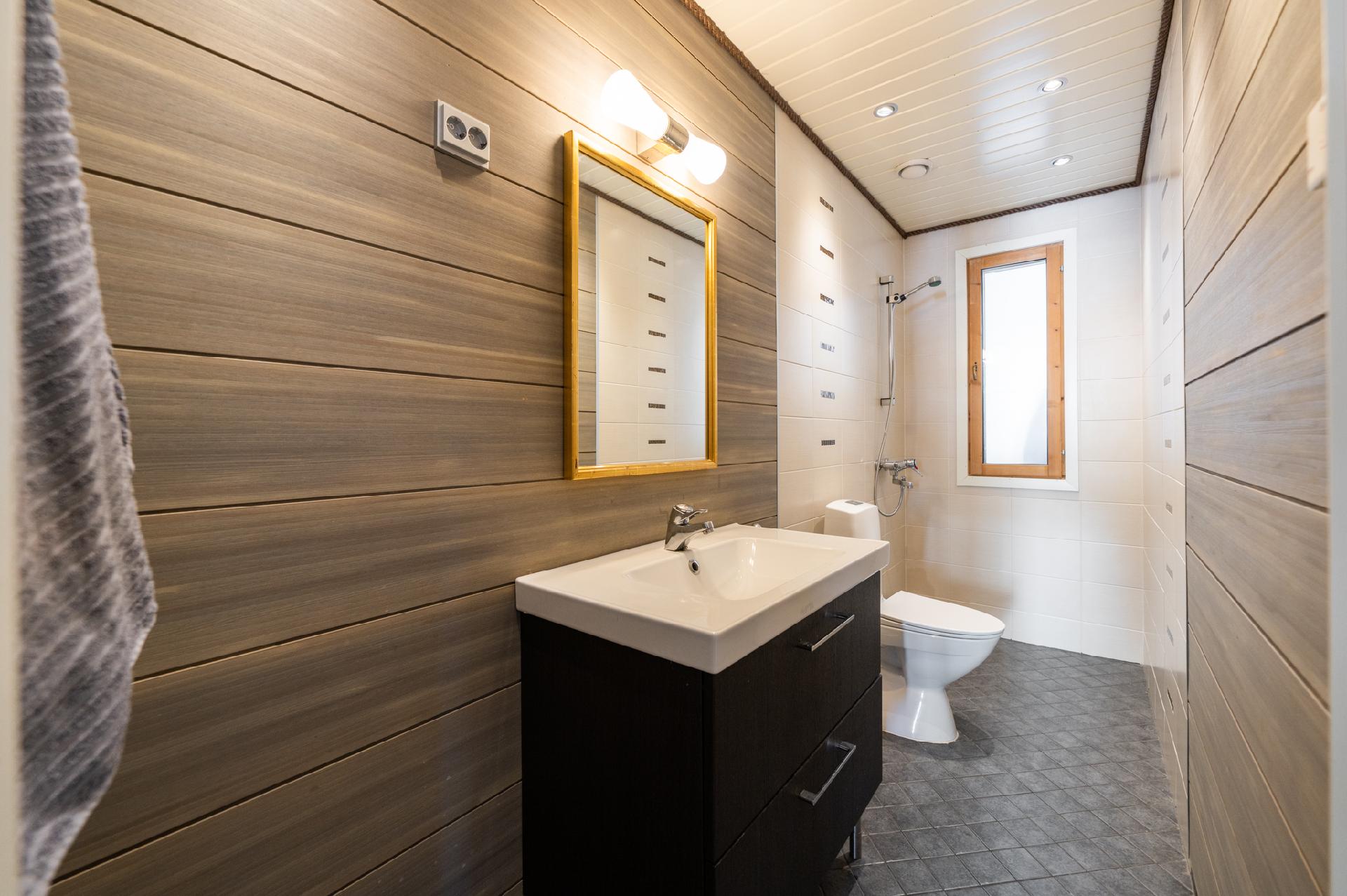 Erillinen kylpyhuone