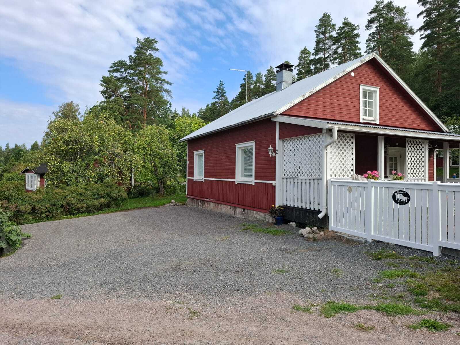 Uusi parkkialue talon edessä