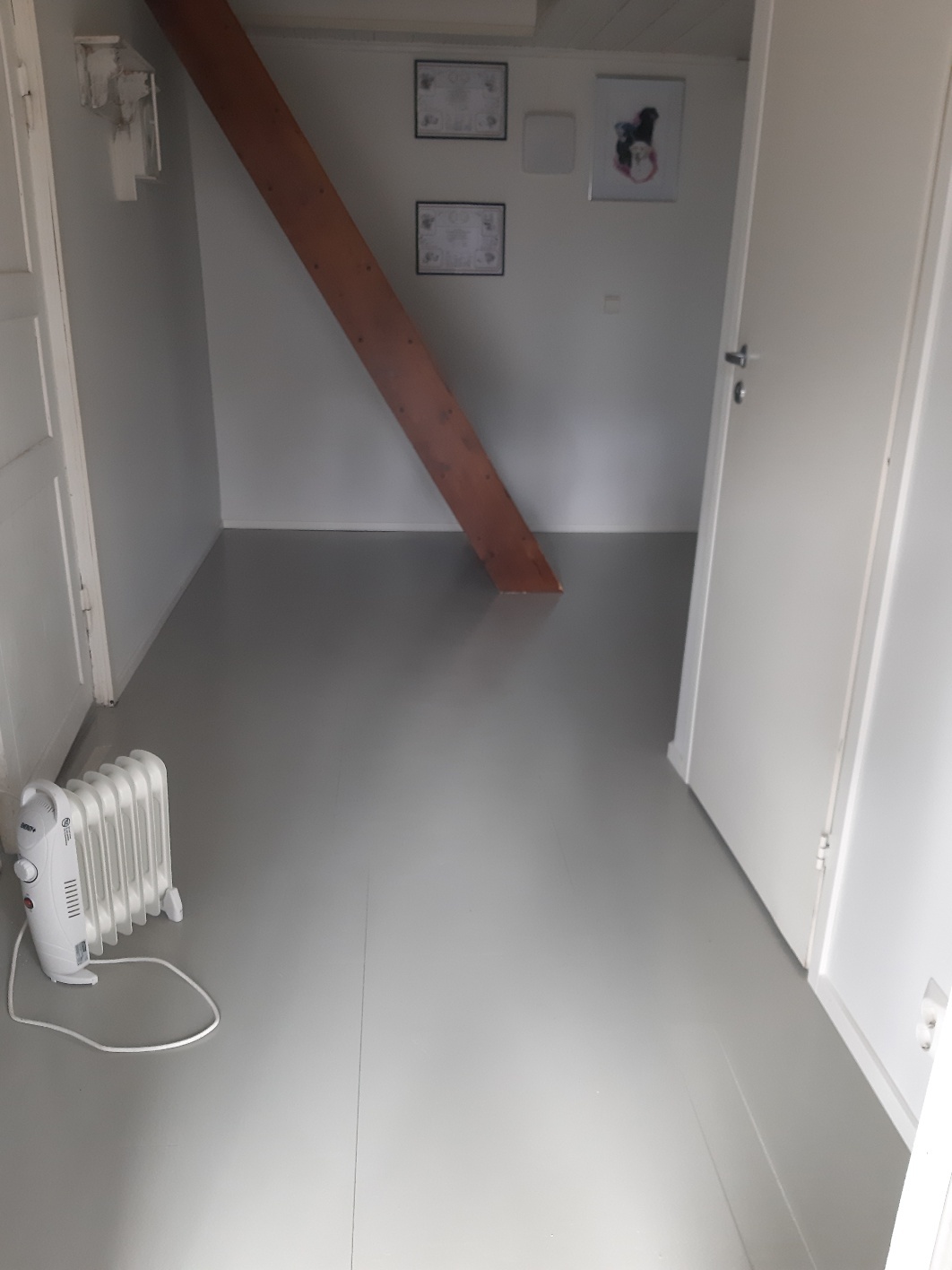 Eteinen, lattia uusittu 