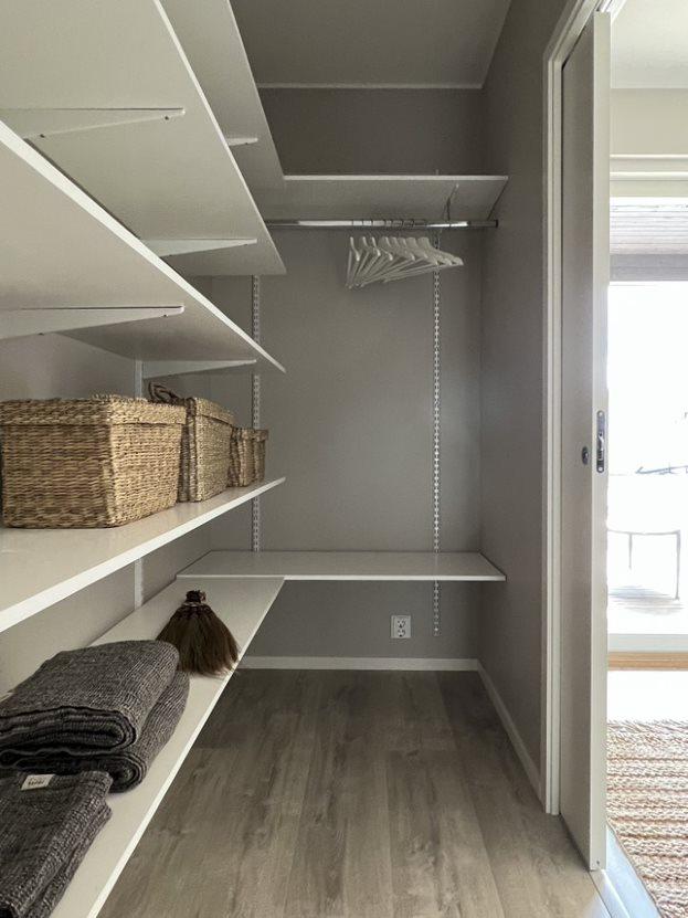 Alakerran makuuhuoneen vaatehuone