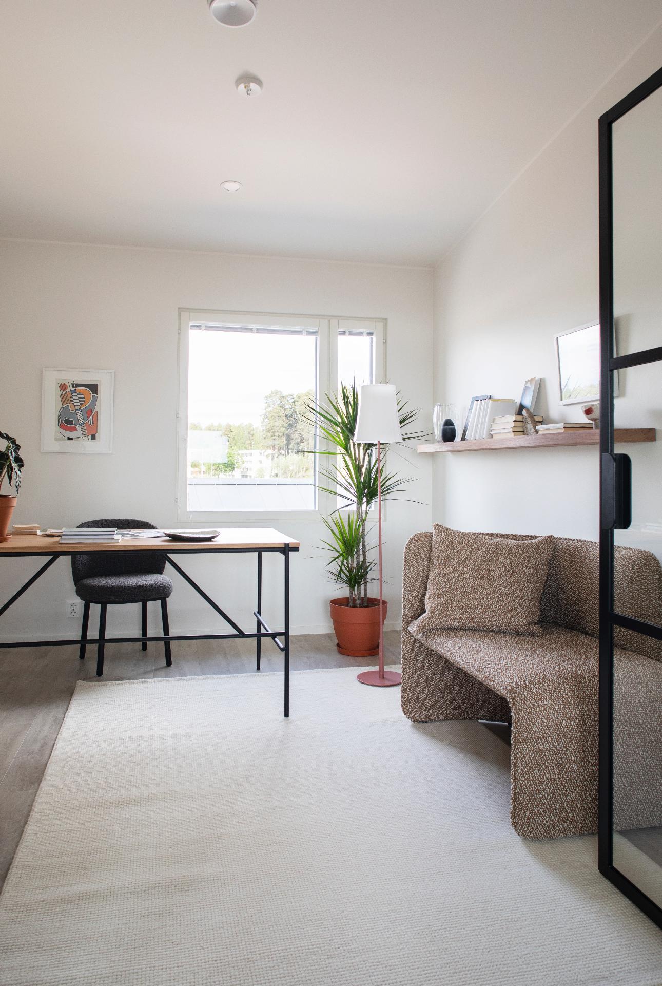 Yläkerran työ- tai makuuhuone