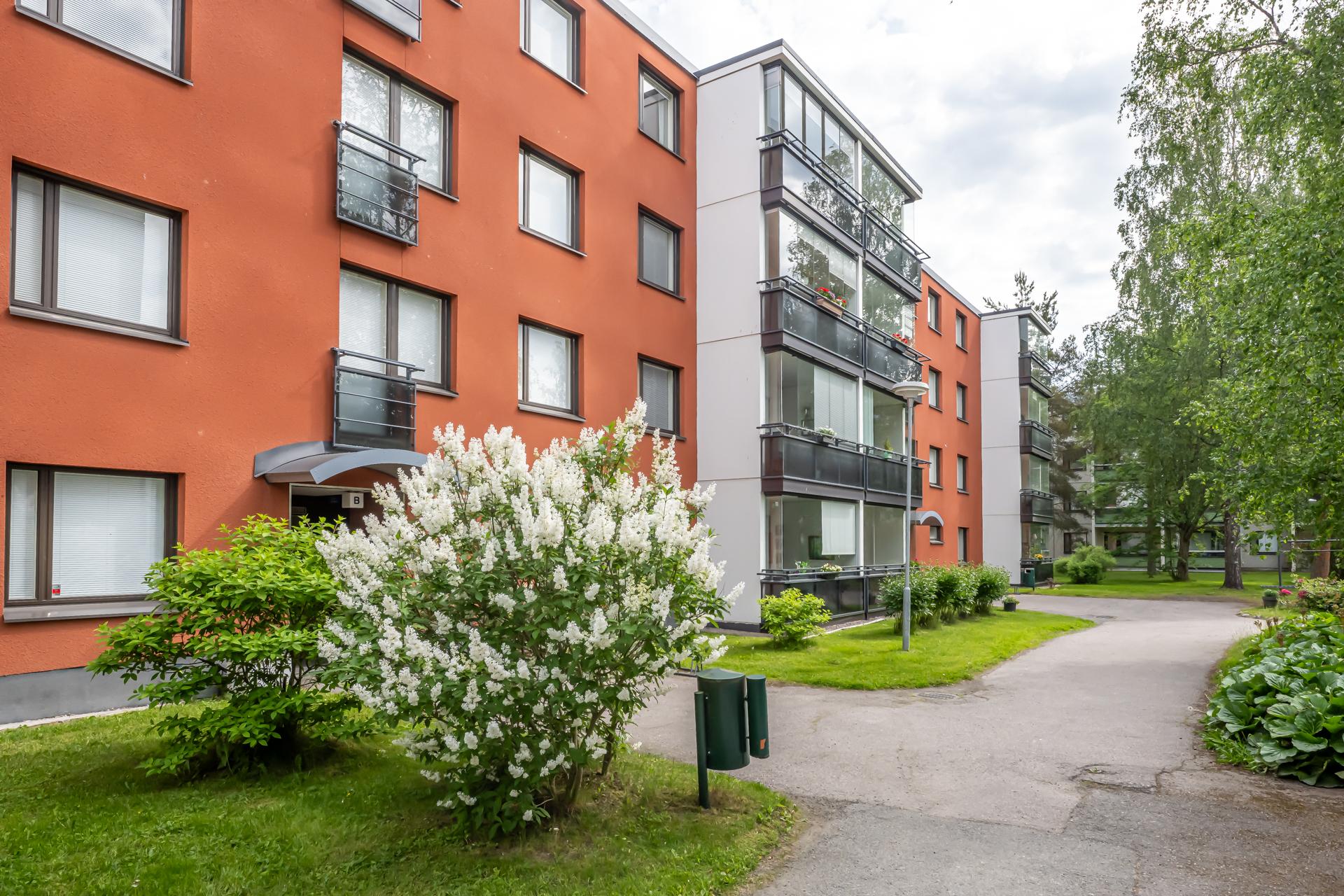 Kodikas ja siistikuntoinen kolmio lasitetulla parvekkeella hyvässä taloyhtiössä. Mahdollisuus ostaa myös autotalli.