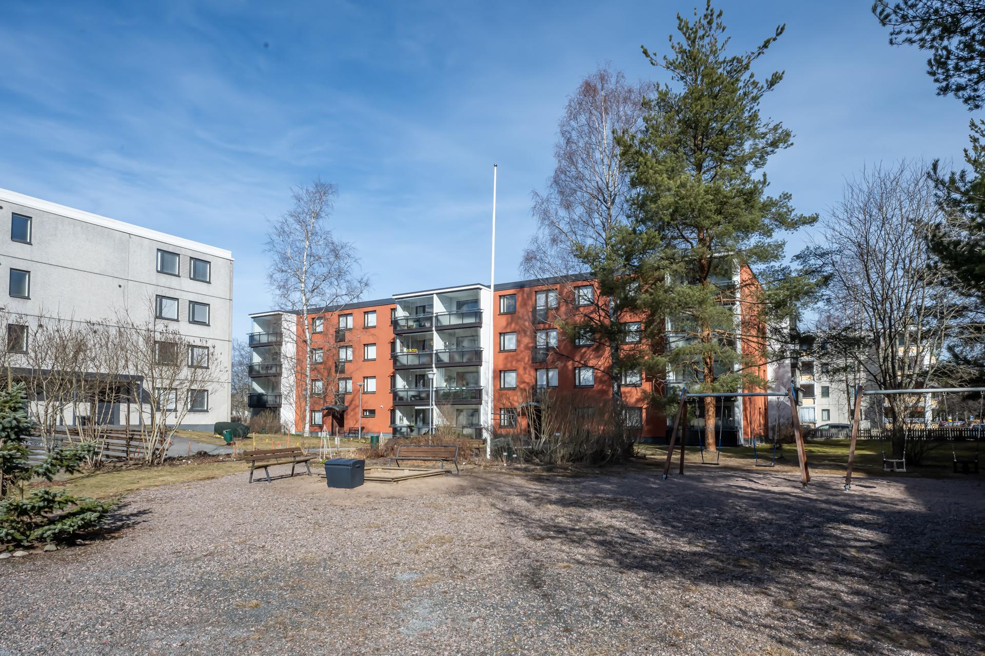 Kodikas ja siistikuntoinen kolmio lasitetulla parvekkeella hyvässä taloyhtiössä. Mahdollisuus ostaa myös autotalli.