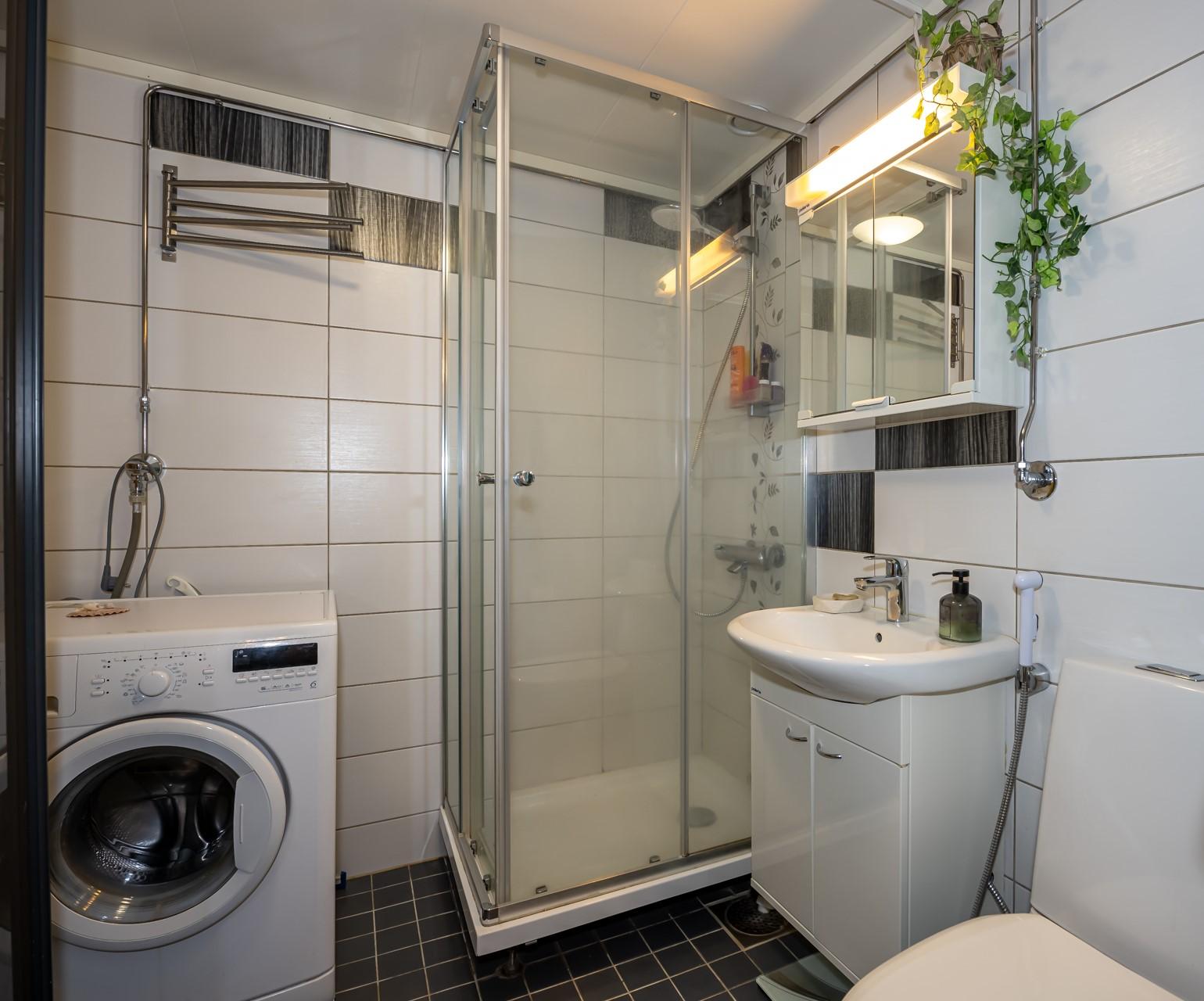 Kaunis kylpyhuone on remontoitu vuonna 2015.