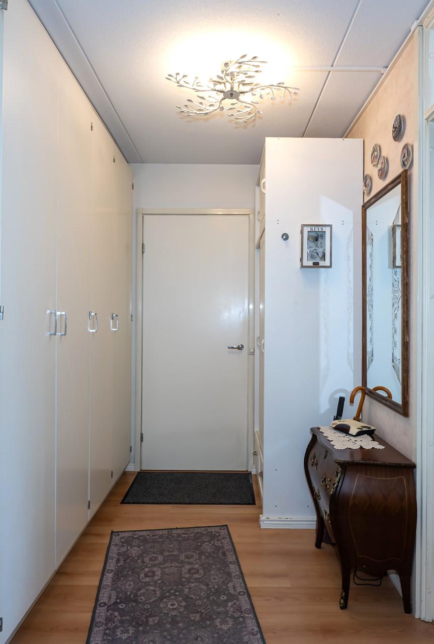 Eteisessä on myös huomioitu hyvin vaatesäilytys.