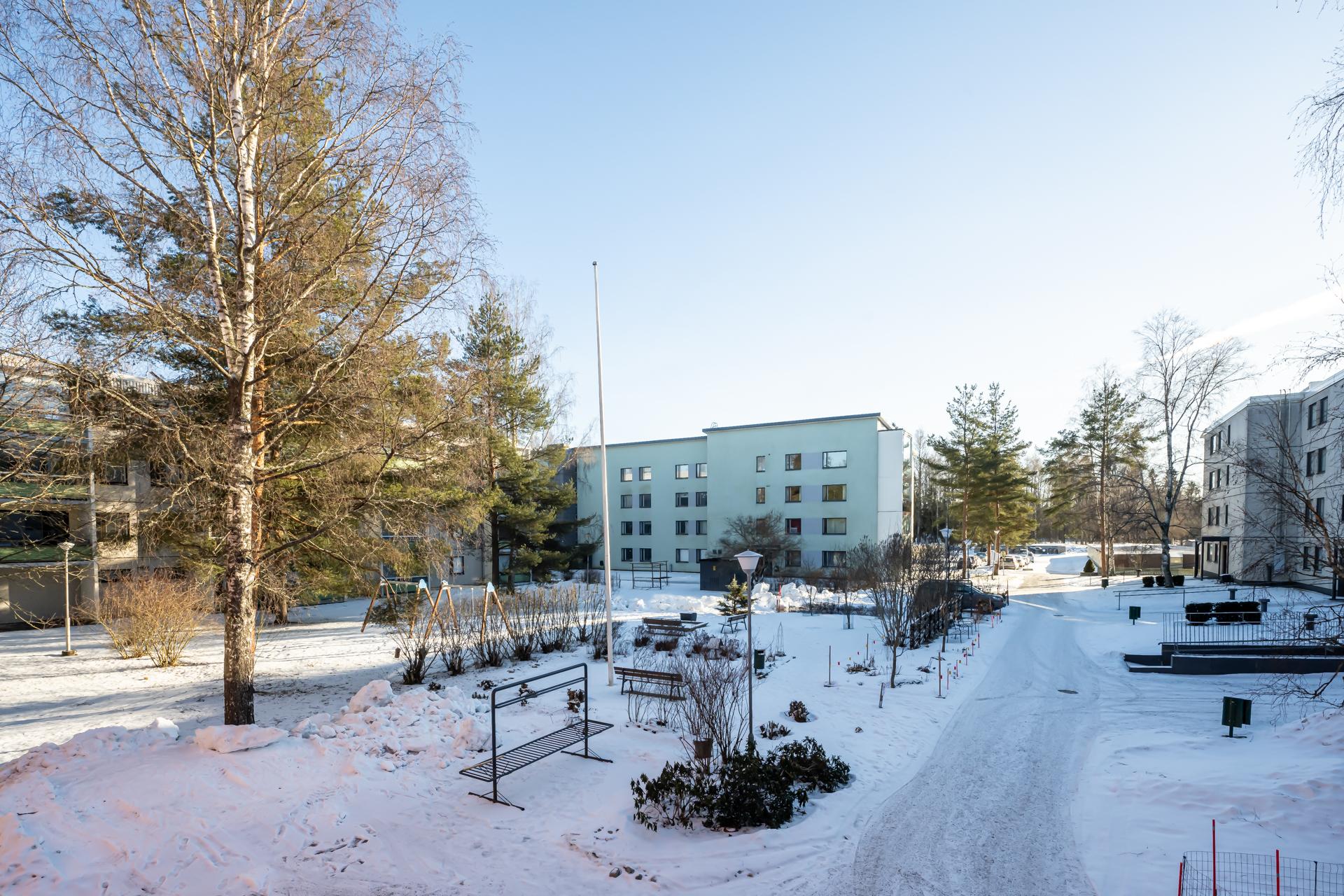 Näkymää parvekkeelta sisäpihalle, piha on palkittu vuonna 2022.