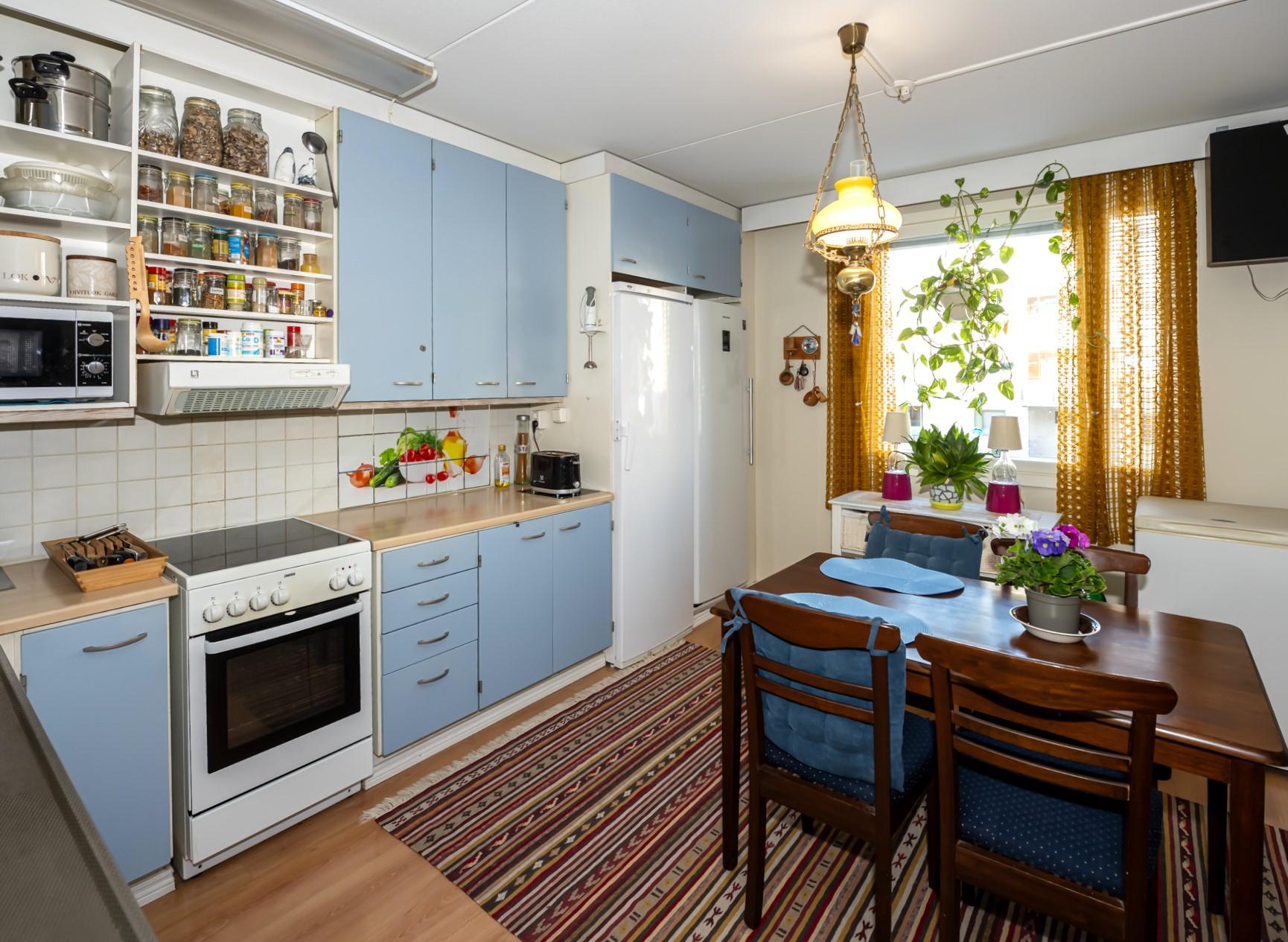 Keittiössä on mukavasti kaappi- ja tasotilaa. 