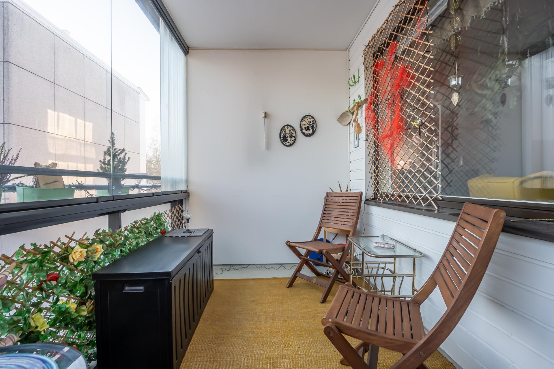 Parvekkeella ovat kesäkukkien lisäksi kasvaneet hyvin myös tomaatit ja kurkut!