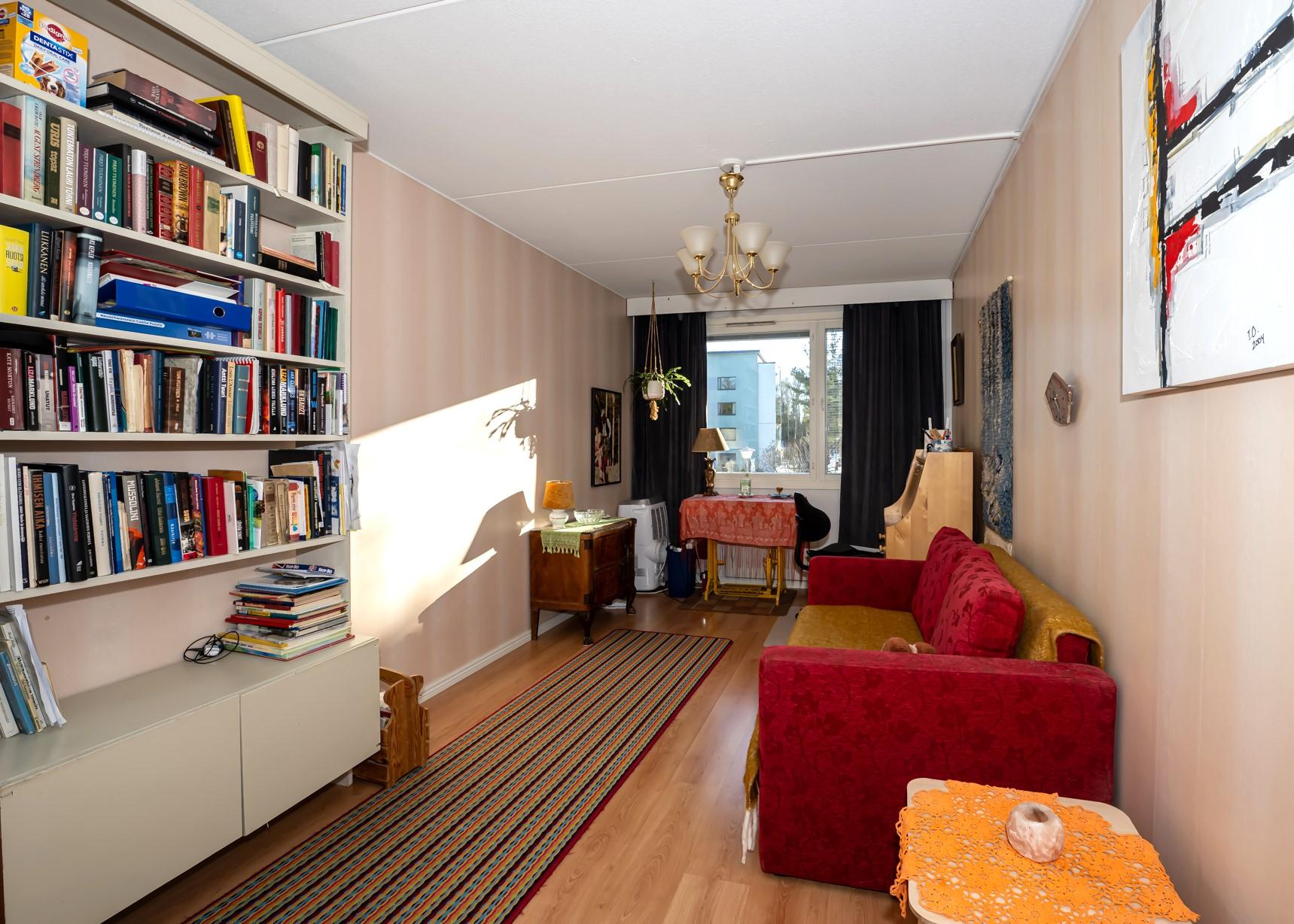 Toinen makuuhuone toimii vieras- ja harrastehuoneena.