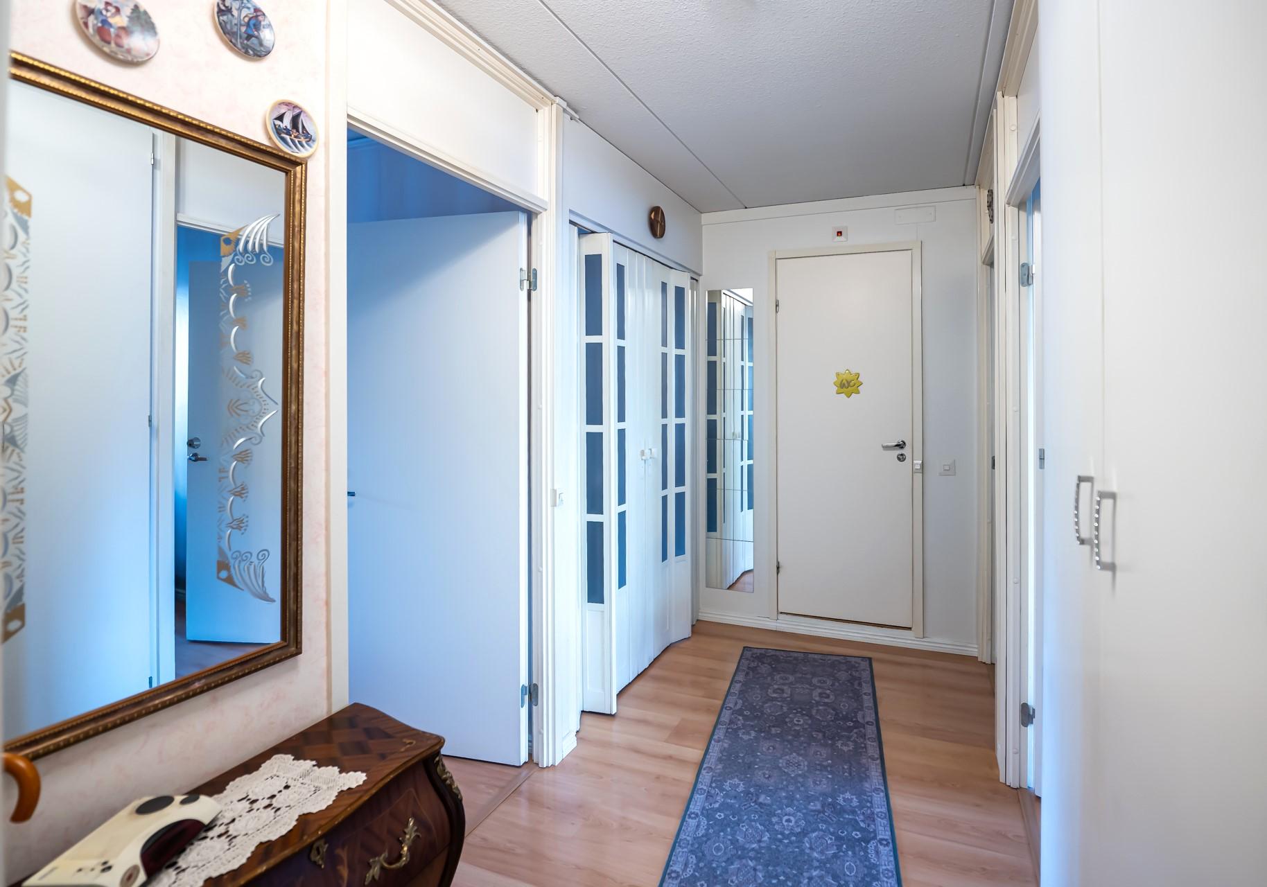 Näkymää ulko-ovelta huoneistoon.