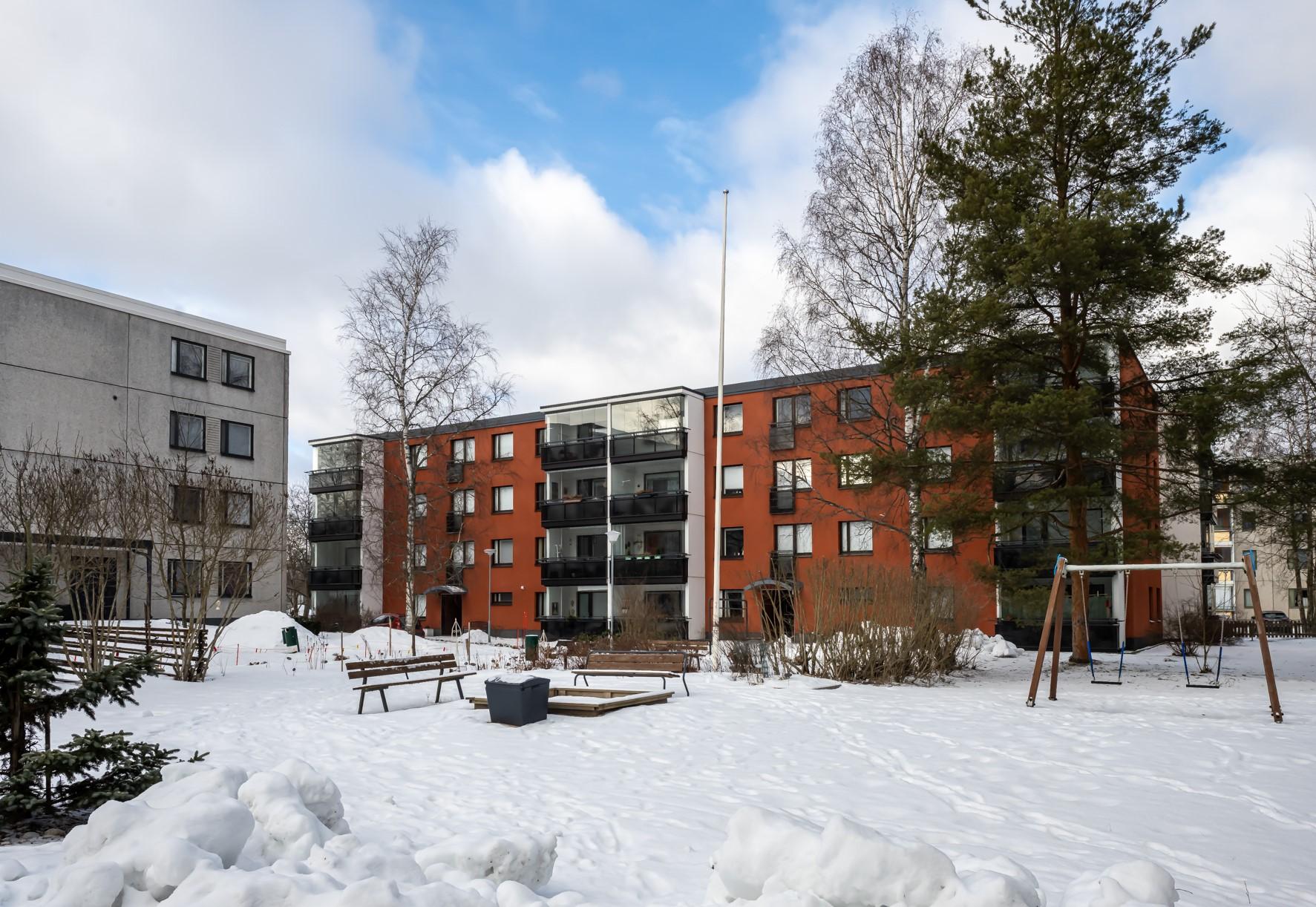 Taloyhtiön etupihalla on lapsille leikkipaikka. Lyhyt matka rautatieasemalle, kauppakeskukseen ja keskustan palveluihin. Tervetuloa esittelyyn!