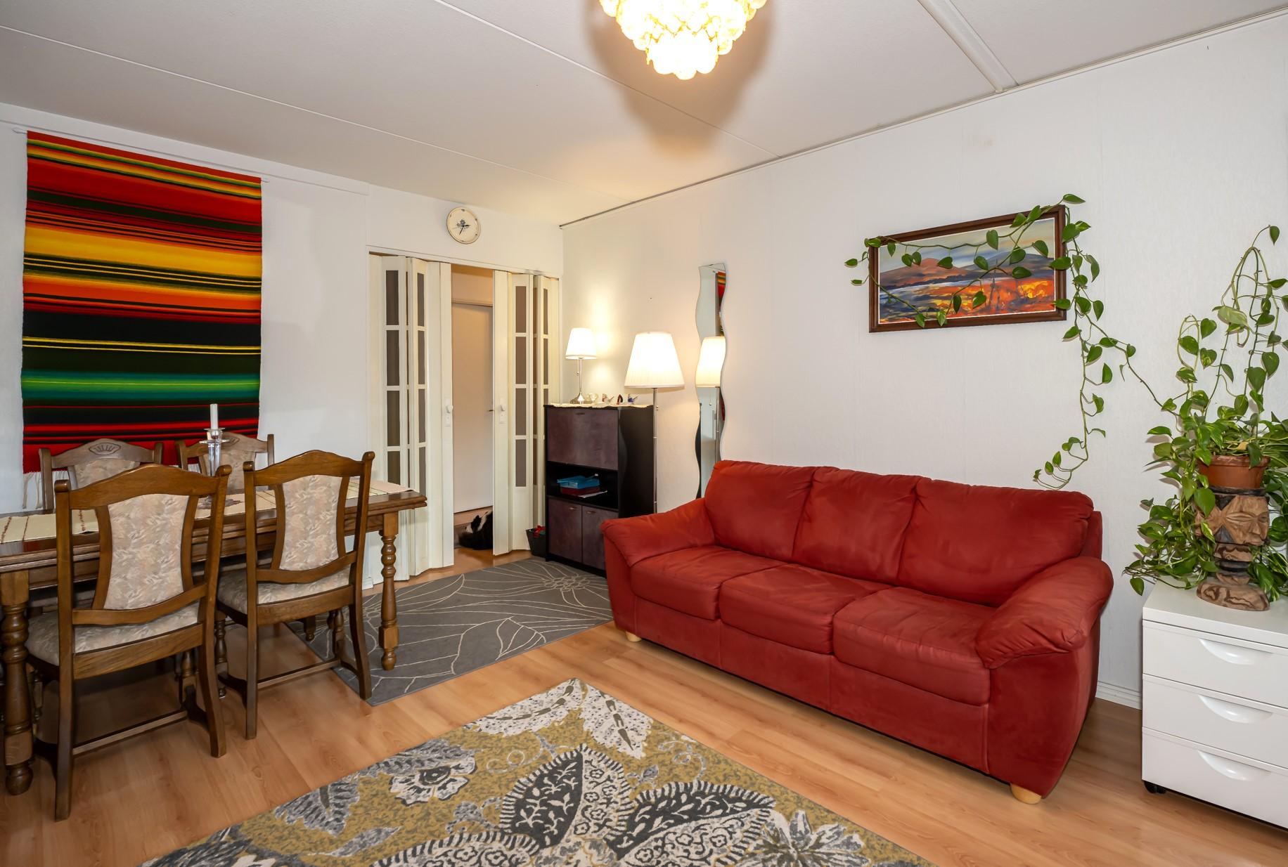 Olohuoneessa on myös vaaleat väliovet.