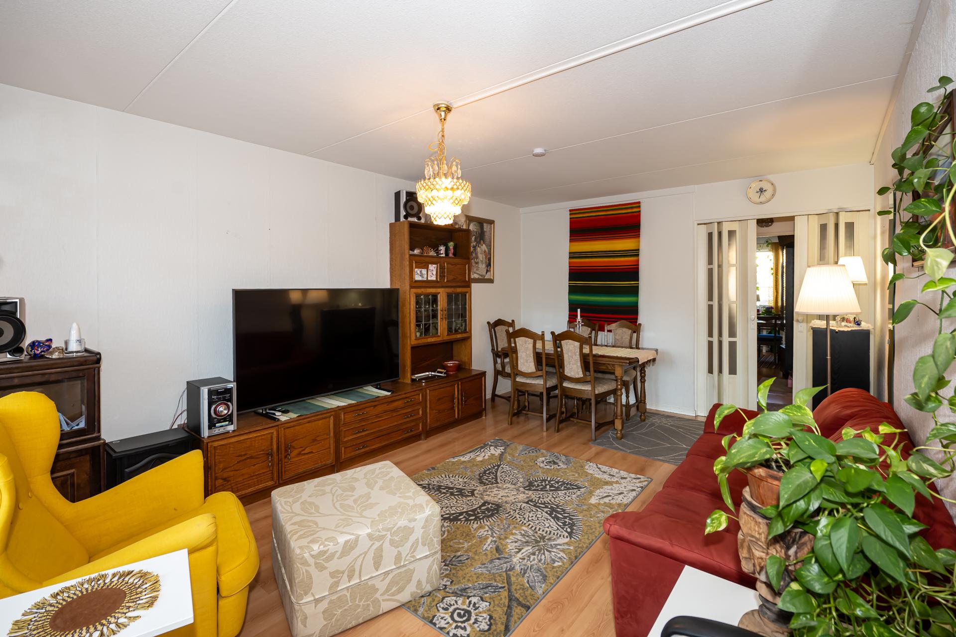 Näkymää parvekkeen ovelta olohuoneeseen.