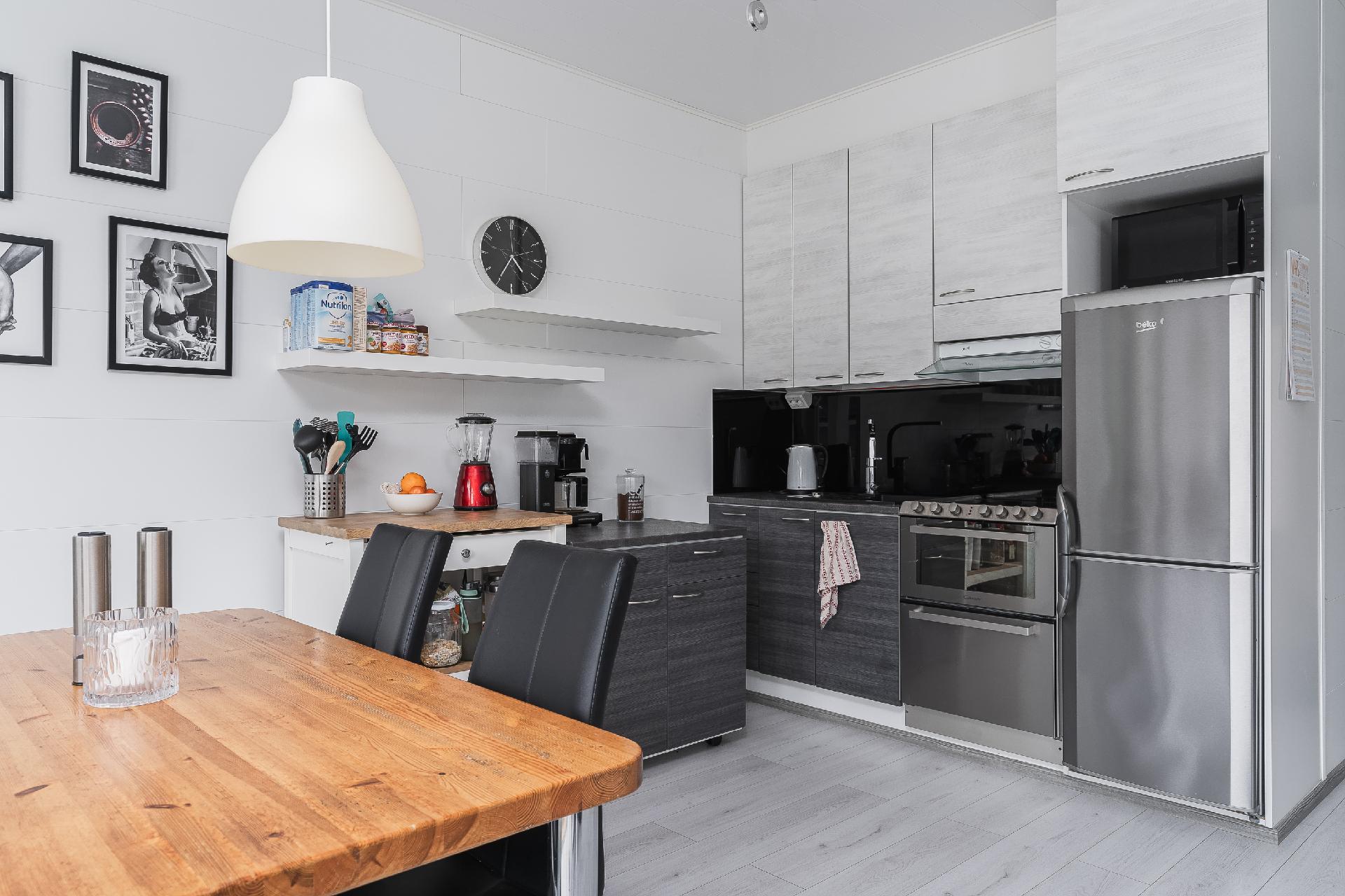 Ruokailutila ja keittiö