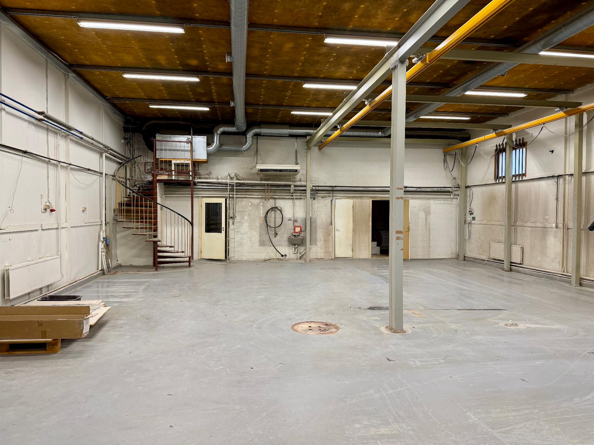 Hallitilan katossa on kevyt siltanosturi