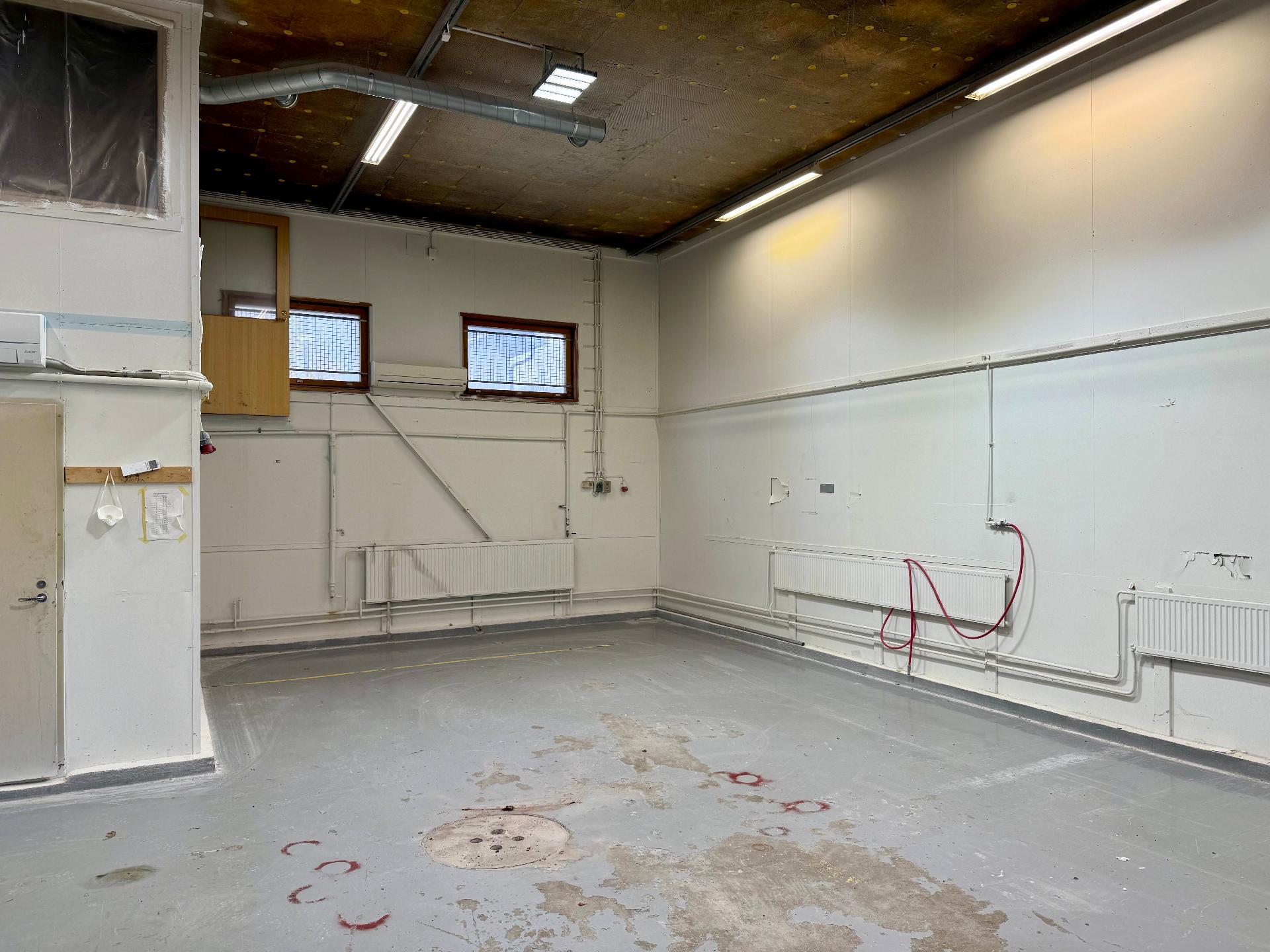 Hallitiloissa on viemärit lattiassa