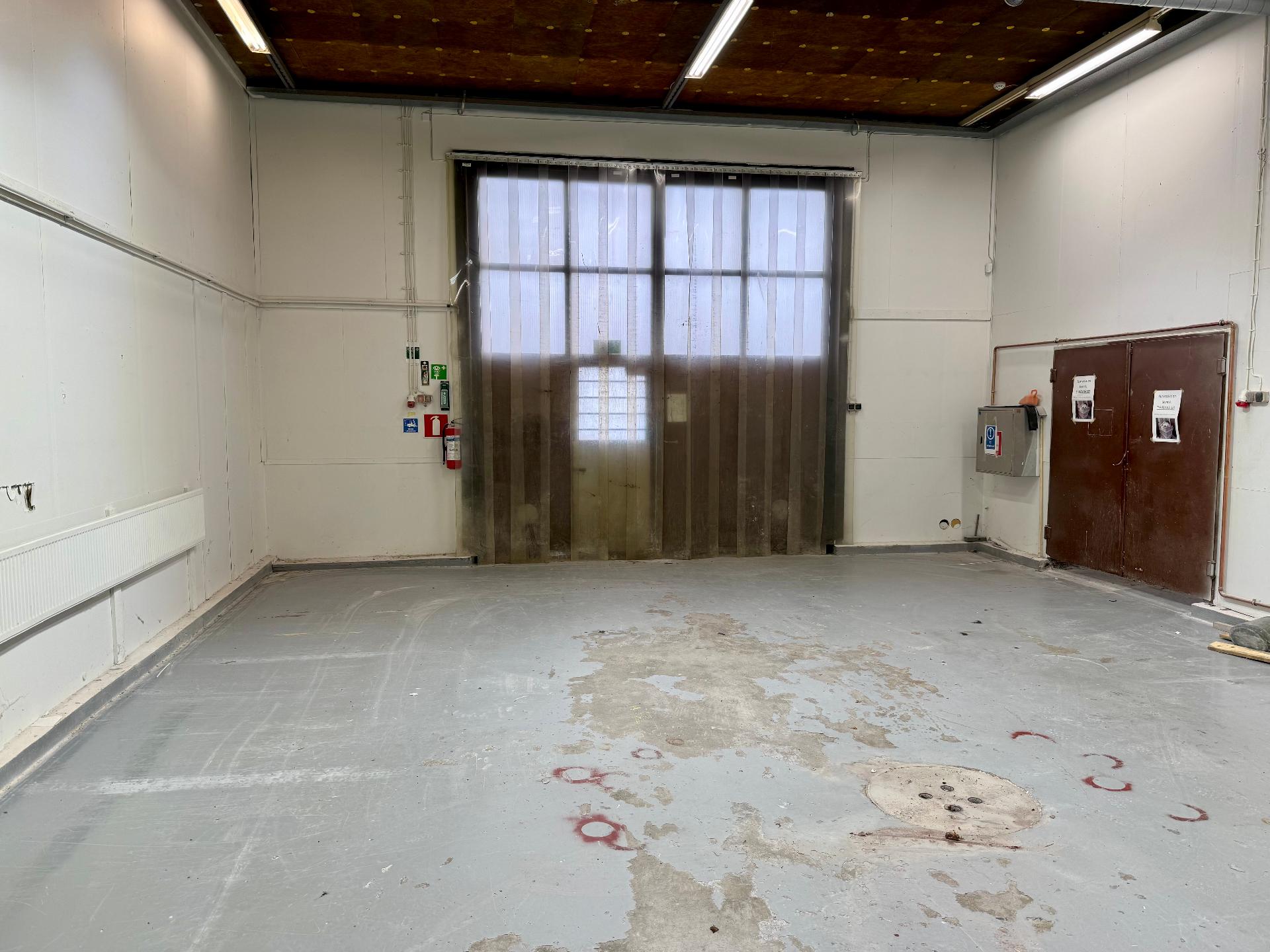 Pienempi hallitila, leveä ja korkea ovi