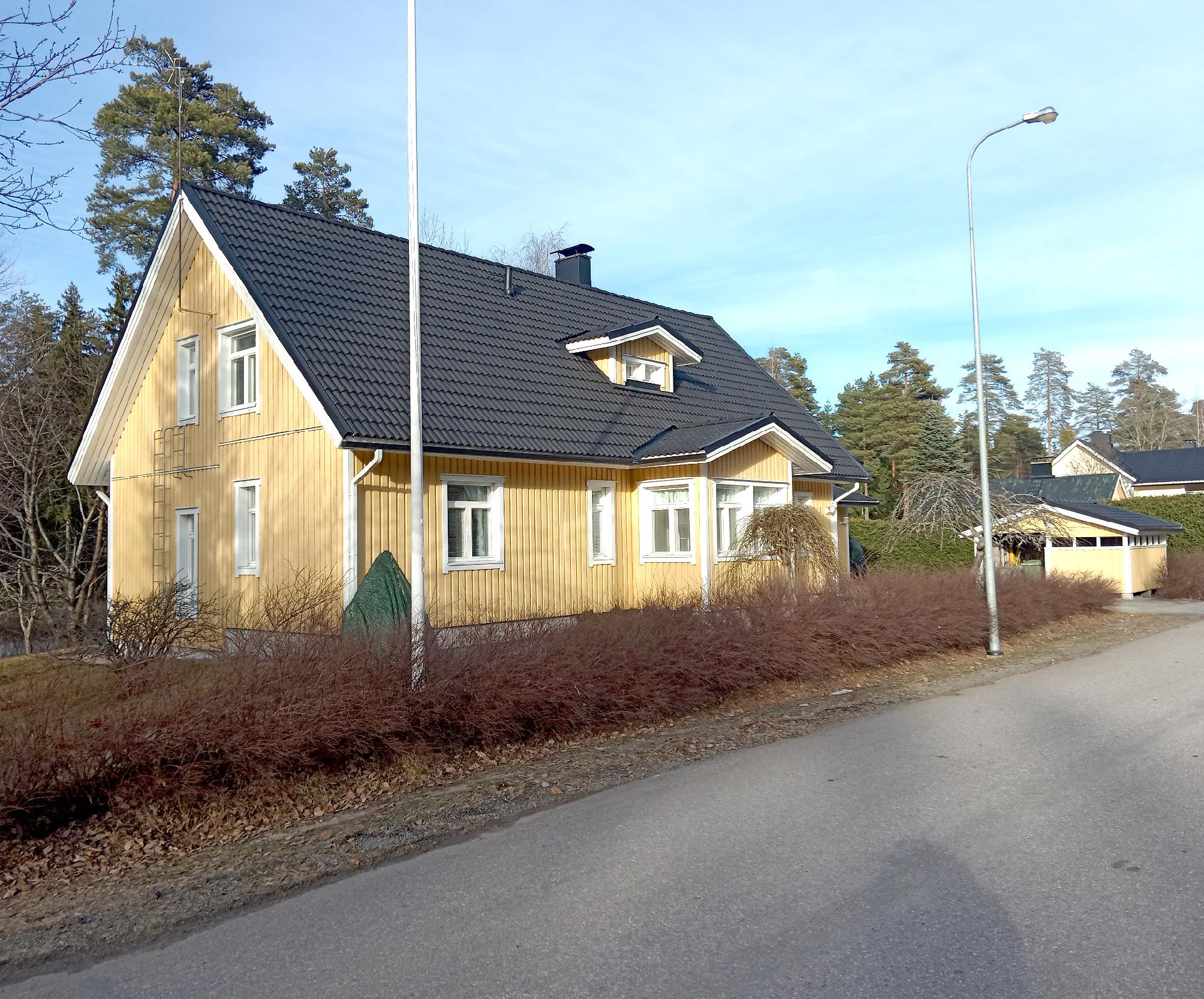 Omistajiensa silmäterä rauhallisella pientaloalueella Lopen palveluiden tuntumassa odottaa uusia asukkaita.
