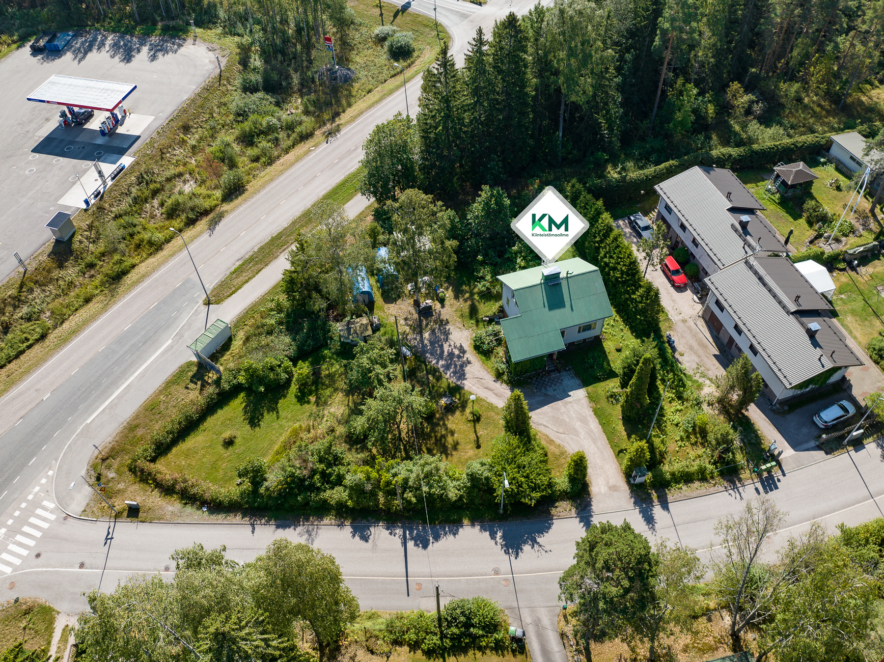 Kiinteistö ilmasta, vehreään aikaan jotta näkee mitä lumen alla on