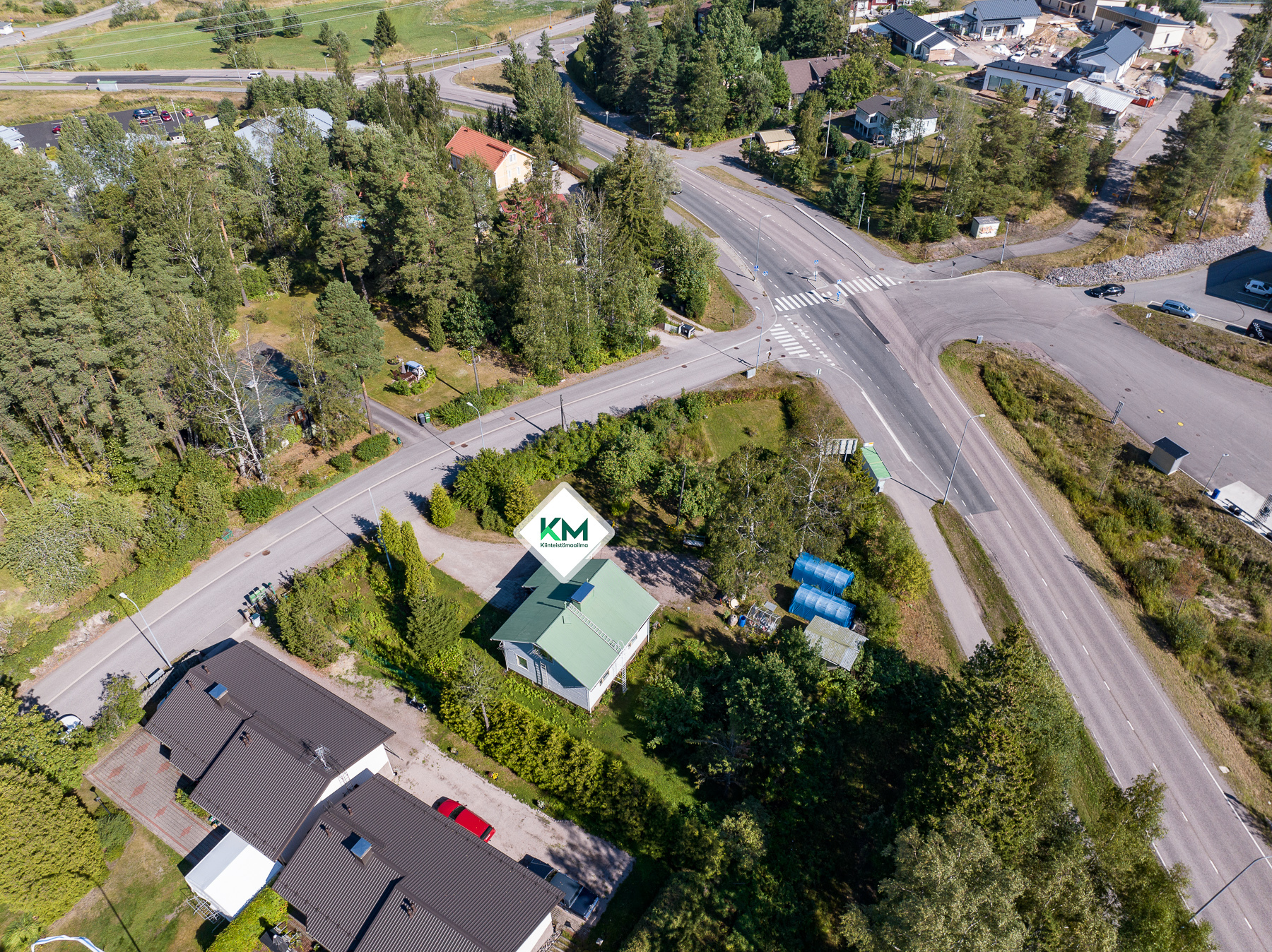 Kiinteistö ilmasta, vehreään aikaan jotta näkee mitä lumen alla on