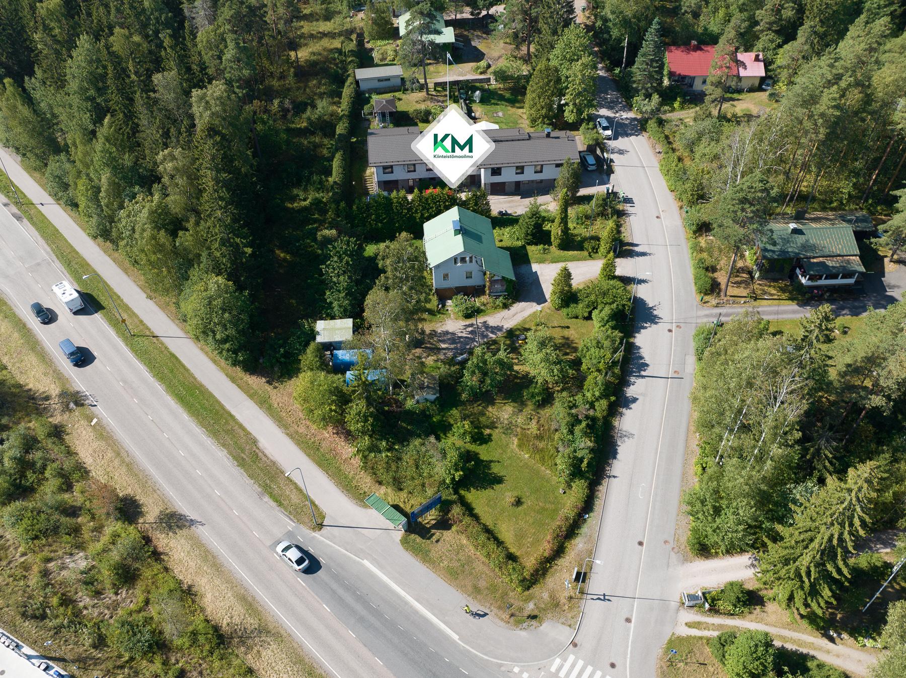 Kiinteistö ilmasta, vehreään aikaan
