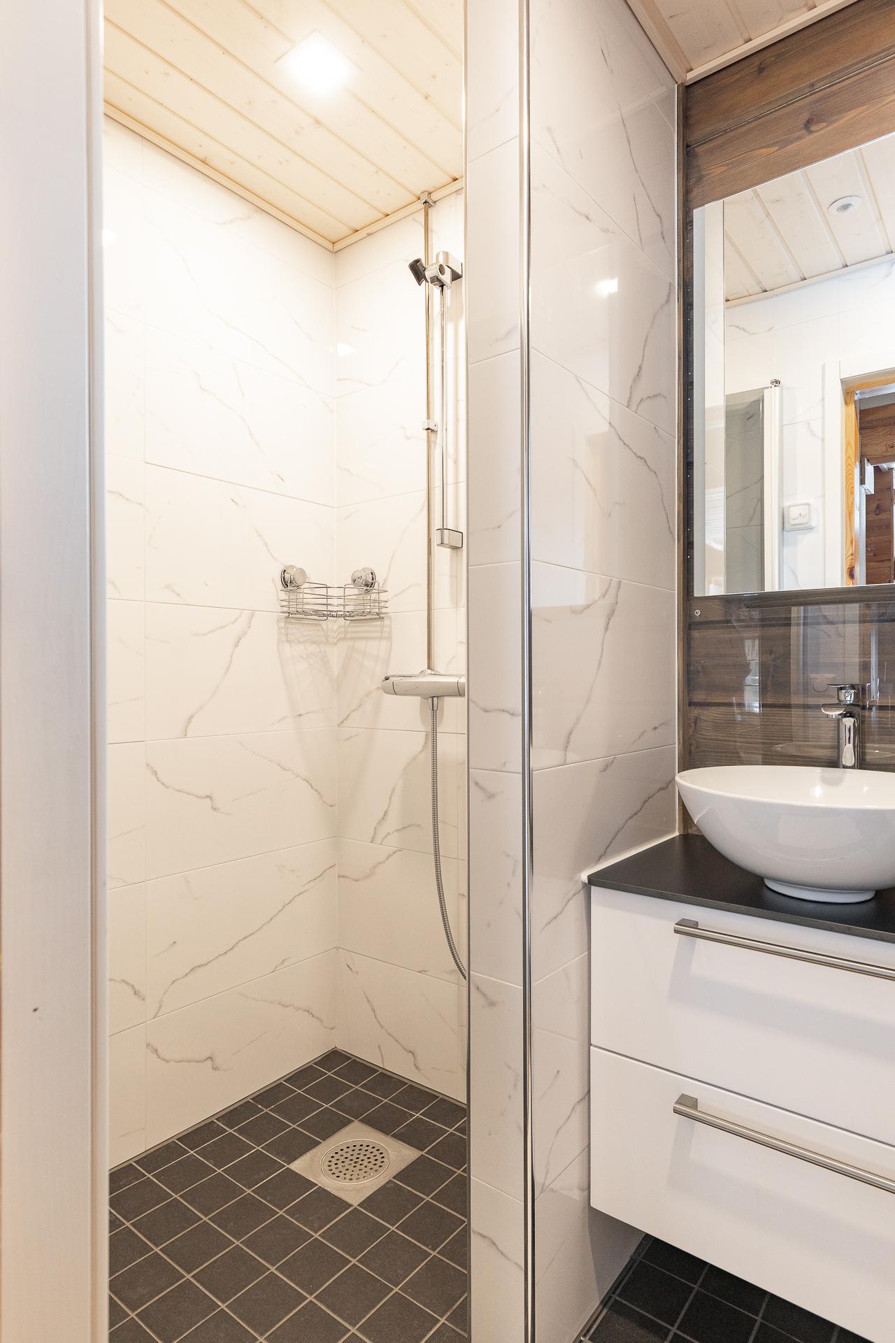 yläkerran kylpyhuone ja wc 