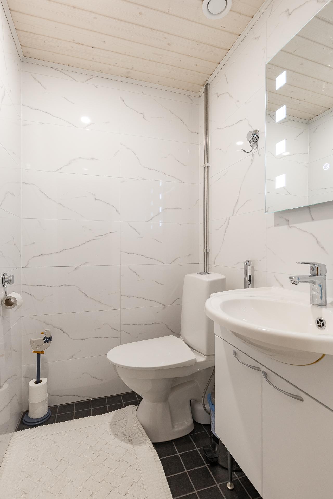 alakerran erillinen wc