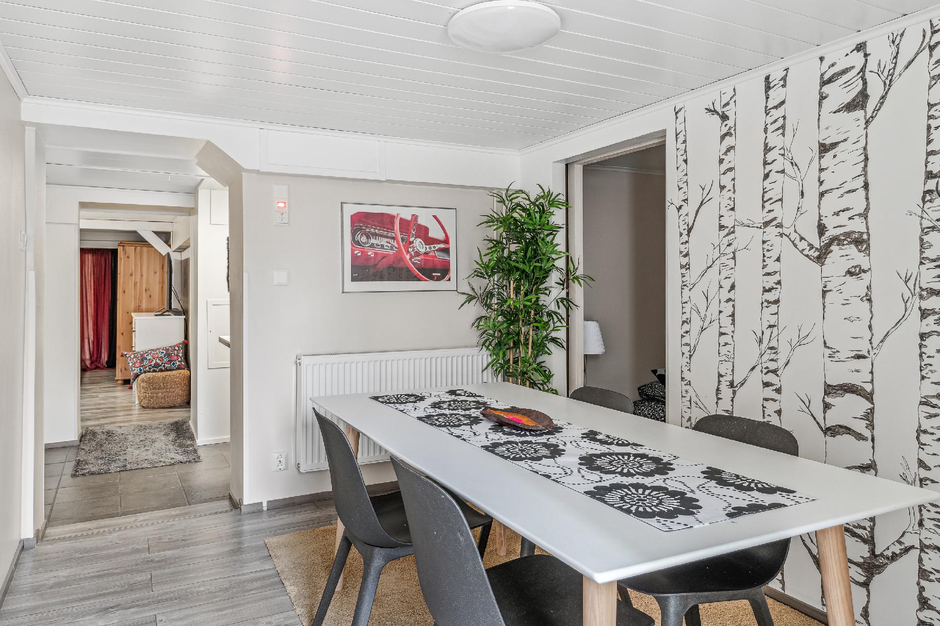 Kellaritilan ruokailutila