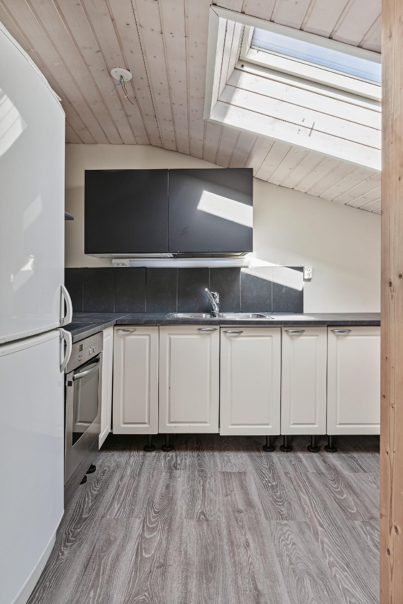 Yläkerran toisen huoneen keittiötila