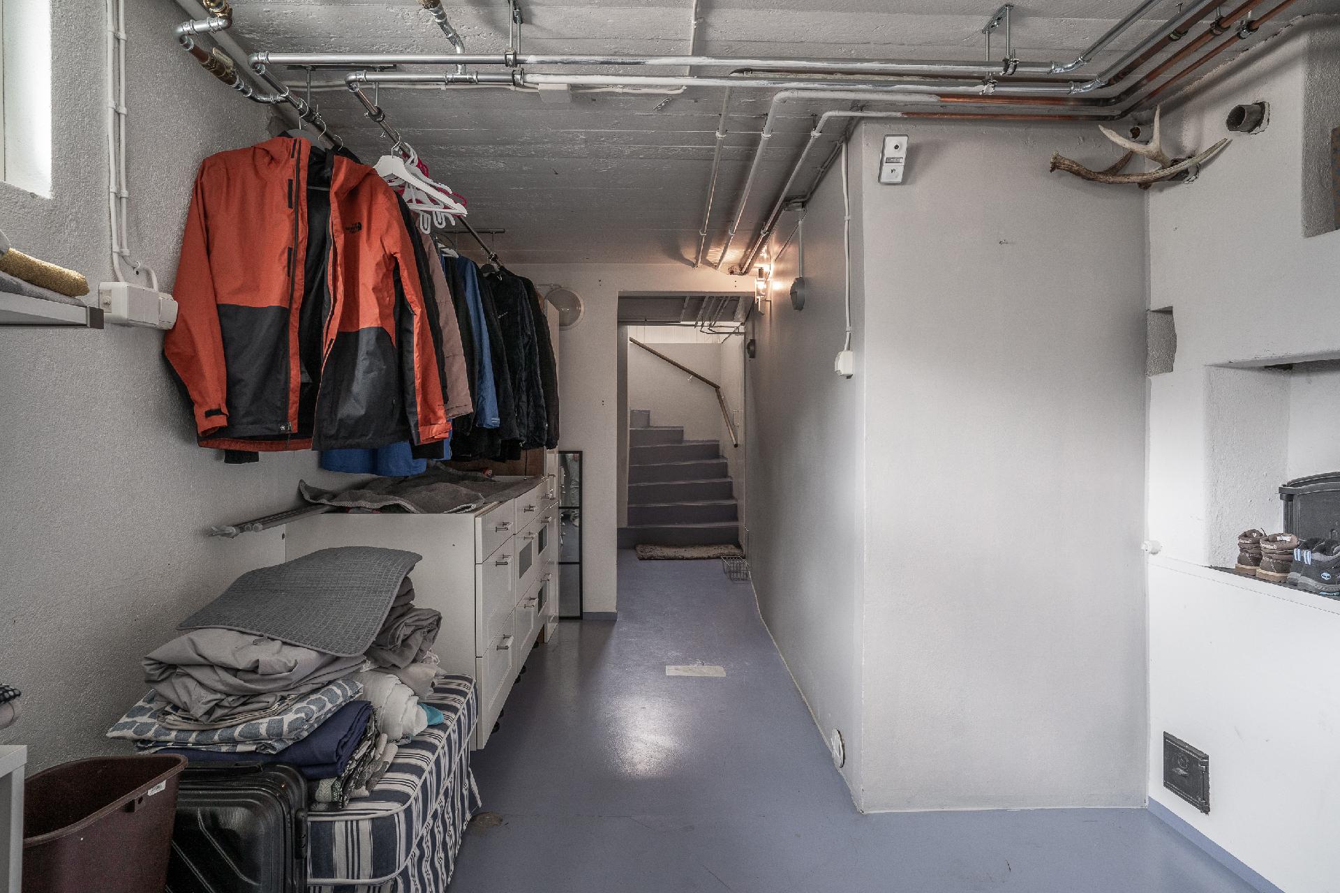 Kellarissa paljon varastotilaa