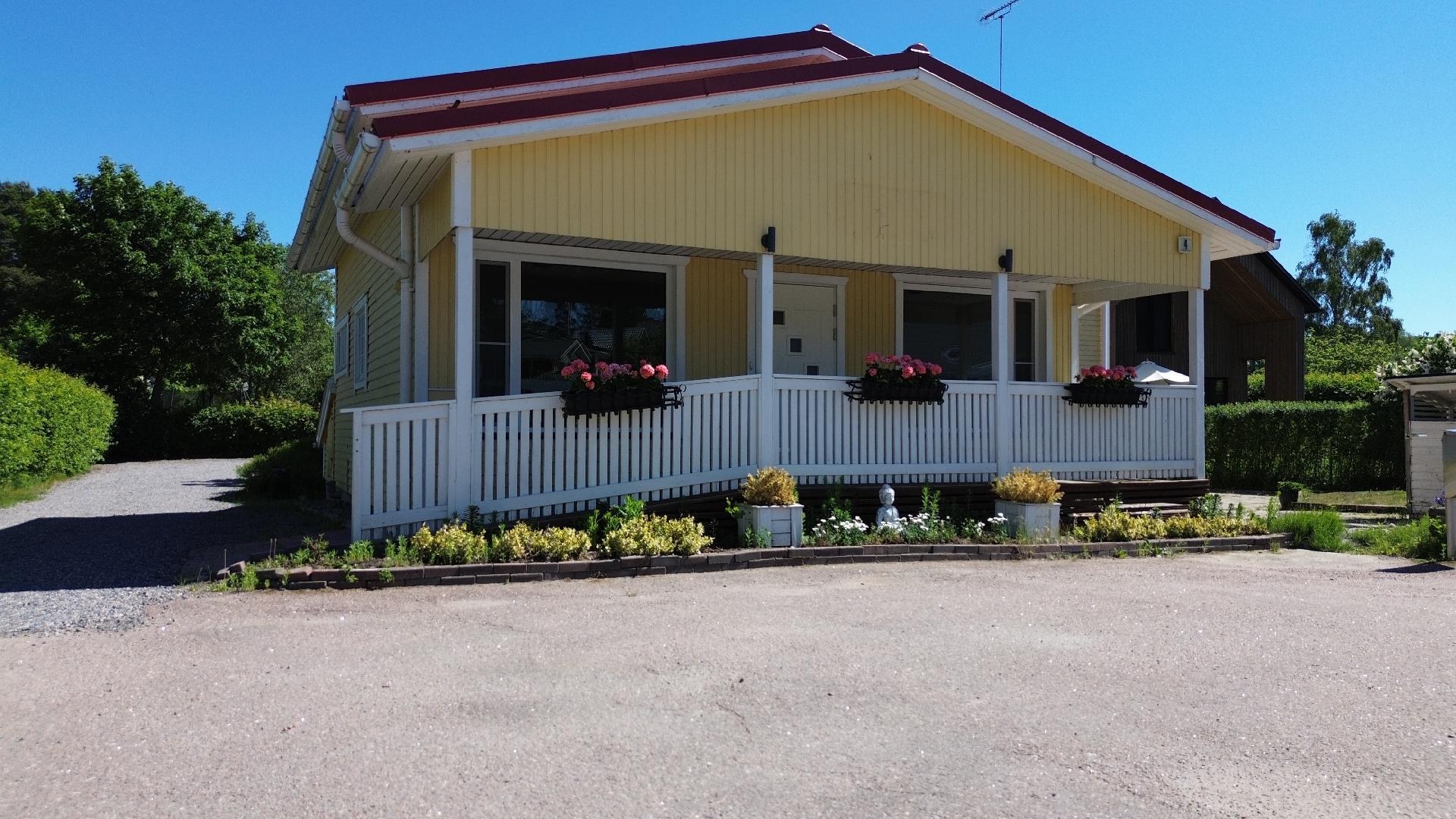 Liiketilalla oma katettu sisäänkäynti