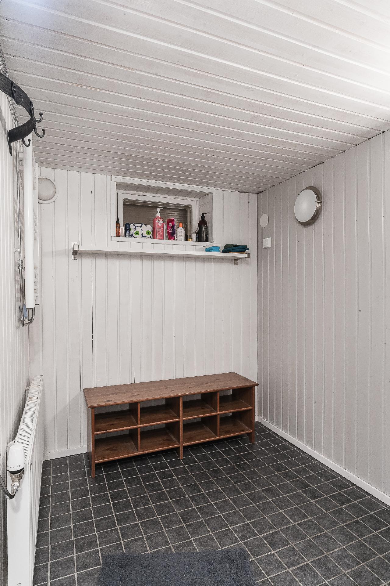 Kellarikerroksessa ison asunnon saunatilat, tässä pukuhuone